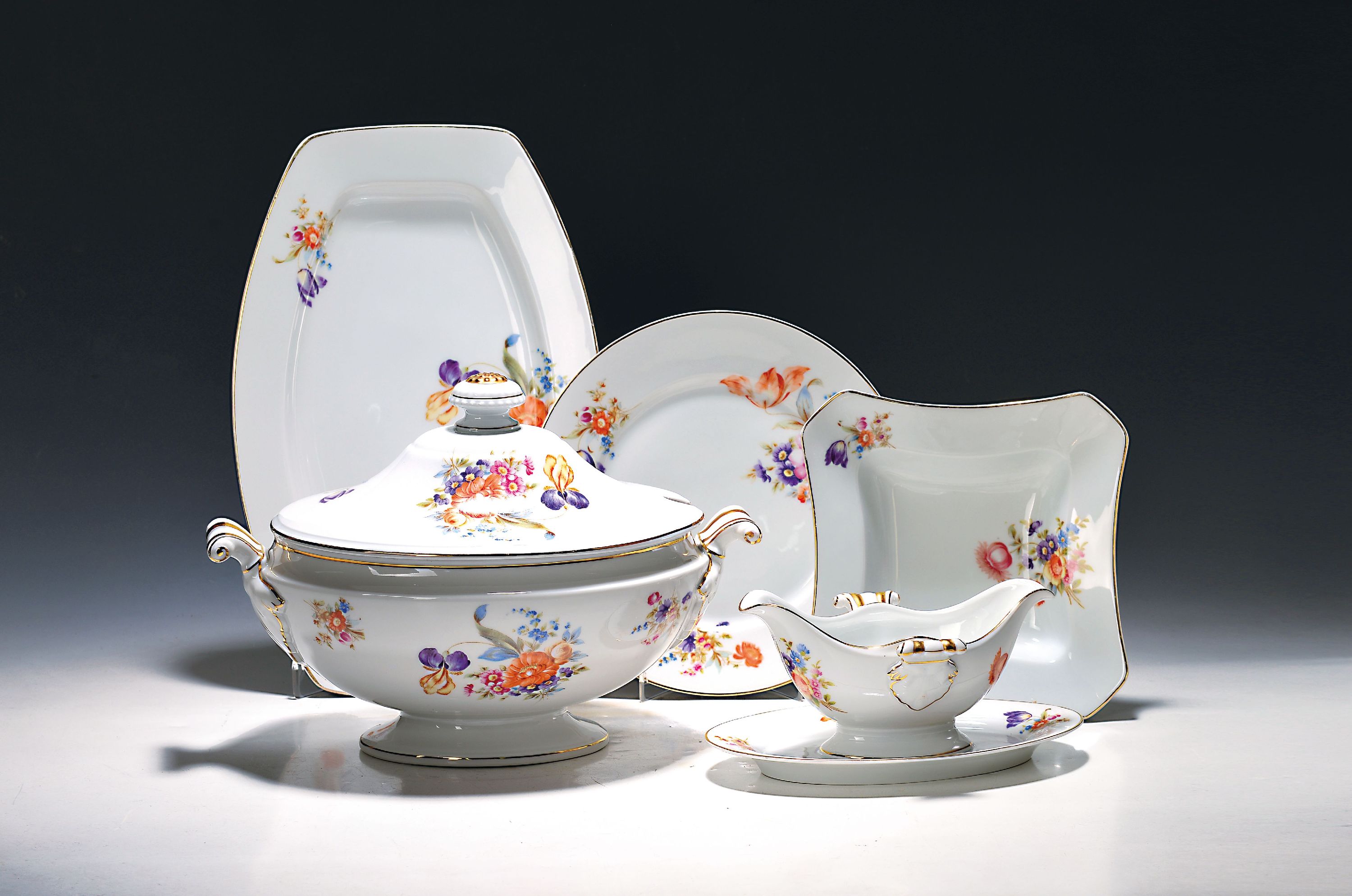 Image 27008003 - Tafelservice/Speiseservice, Hutschenreuther, um 1920, Porzellan, Blumendekor, best. aus: ...