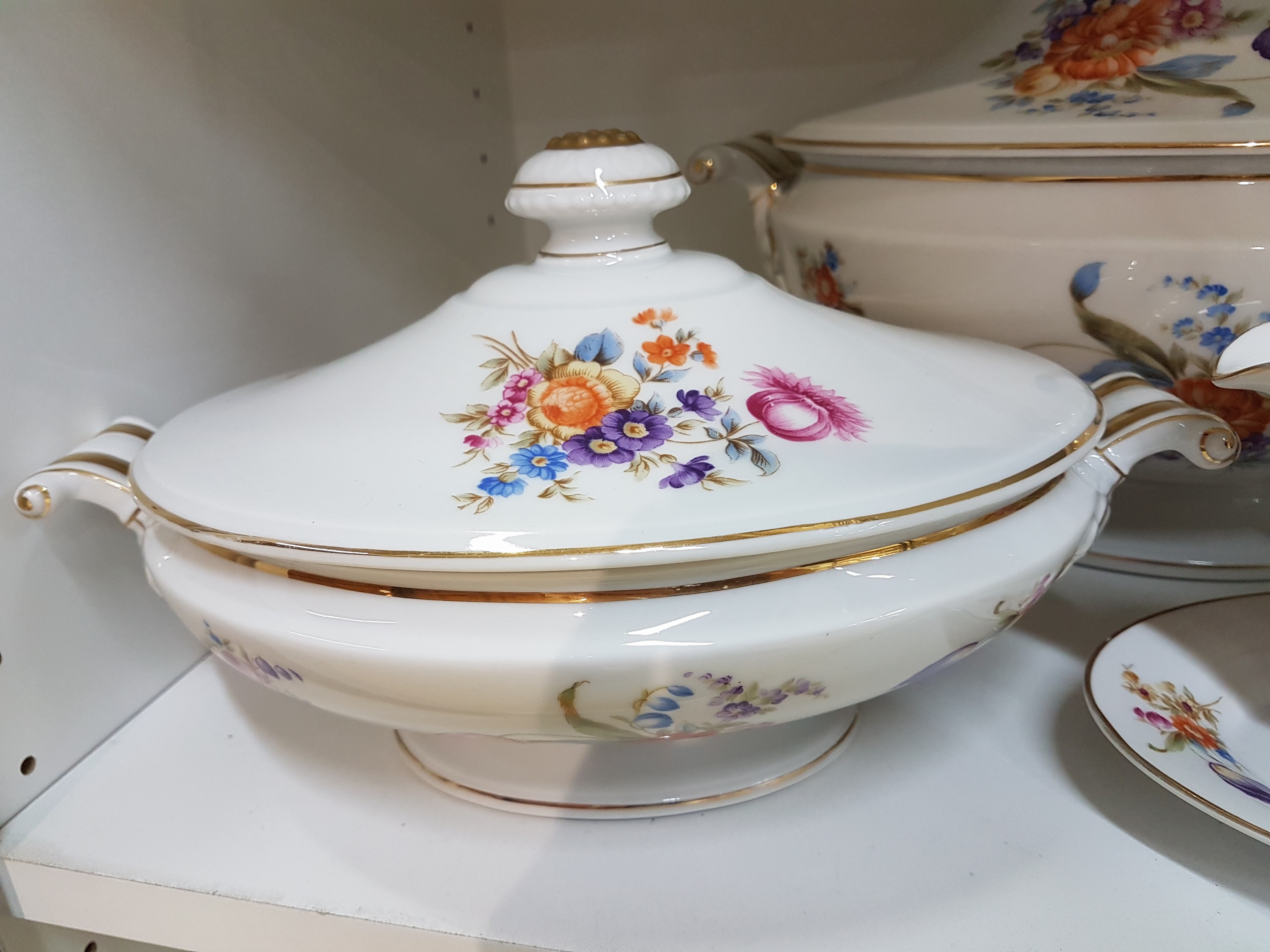 Detail a: Tafelservice/Speiseservice, Hutschenreuther, um 1920, Porzellan, Blumendekor, best. aus: 11 Menueteller, 11 Dessertteller, 10 Suppenteller, ...