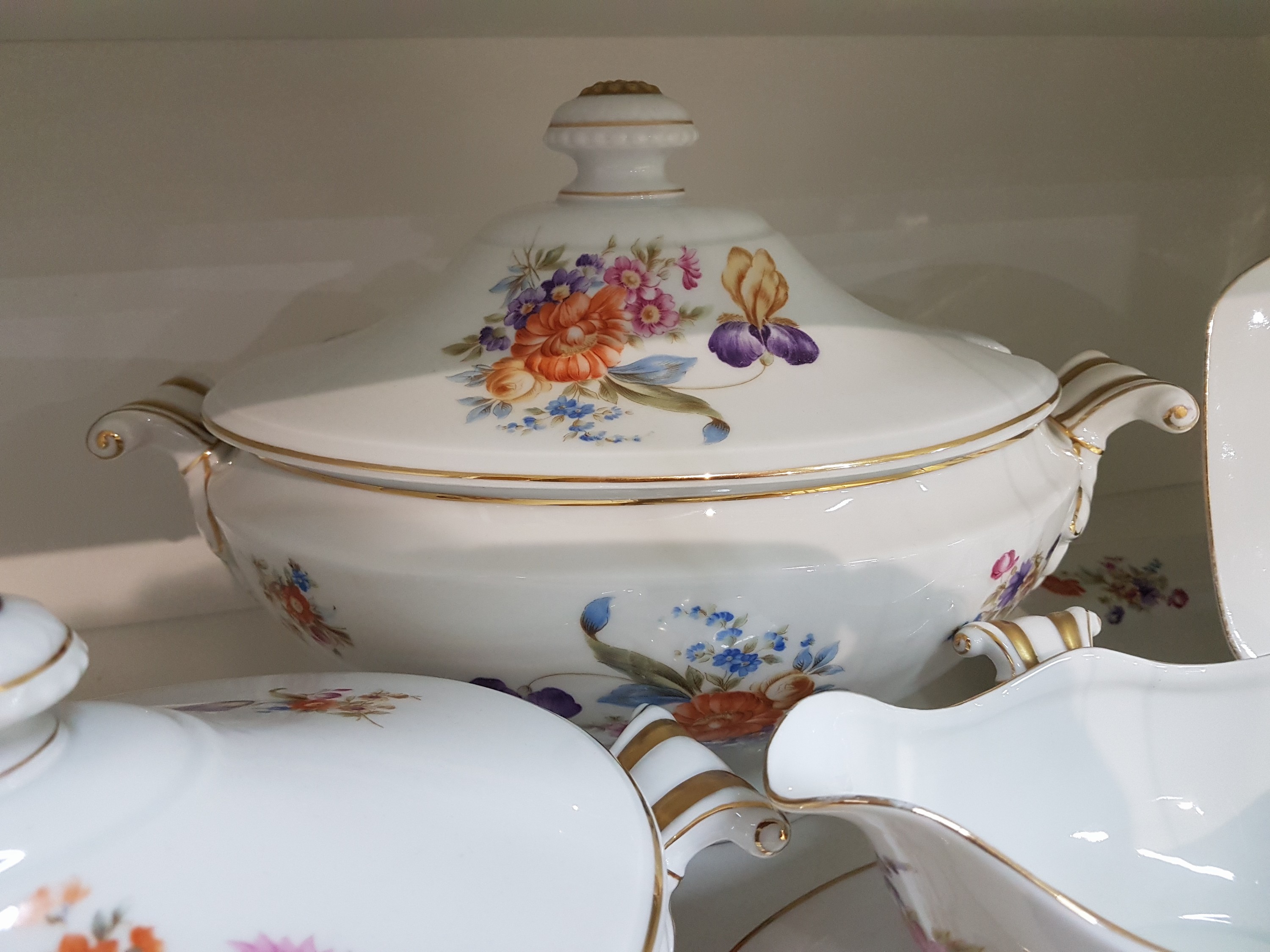 Detail b: Tafelservice/Speiseservice, Hutschenreuther, um 1920, Porzellan, Blumendekor, best. aus: 11 Menueteller, 11 Dessertteller, 10 Suppenteller, ...