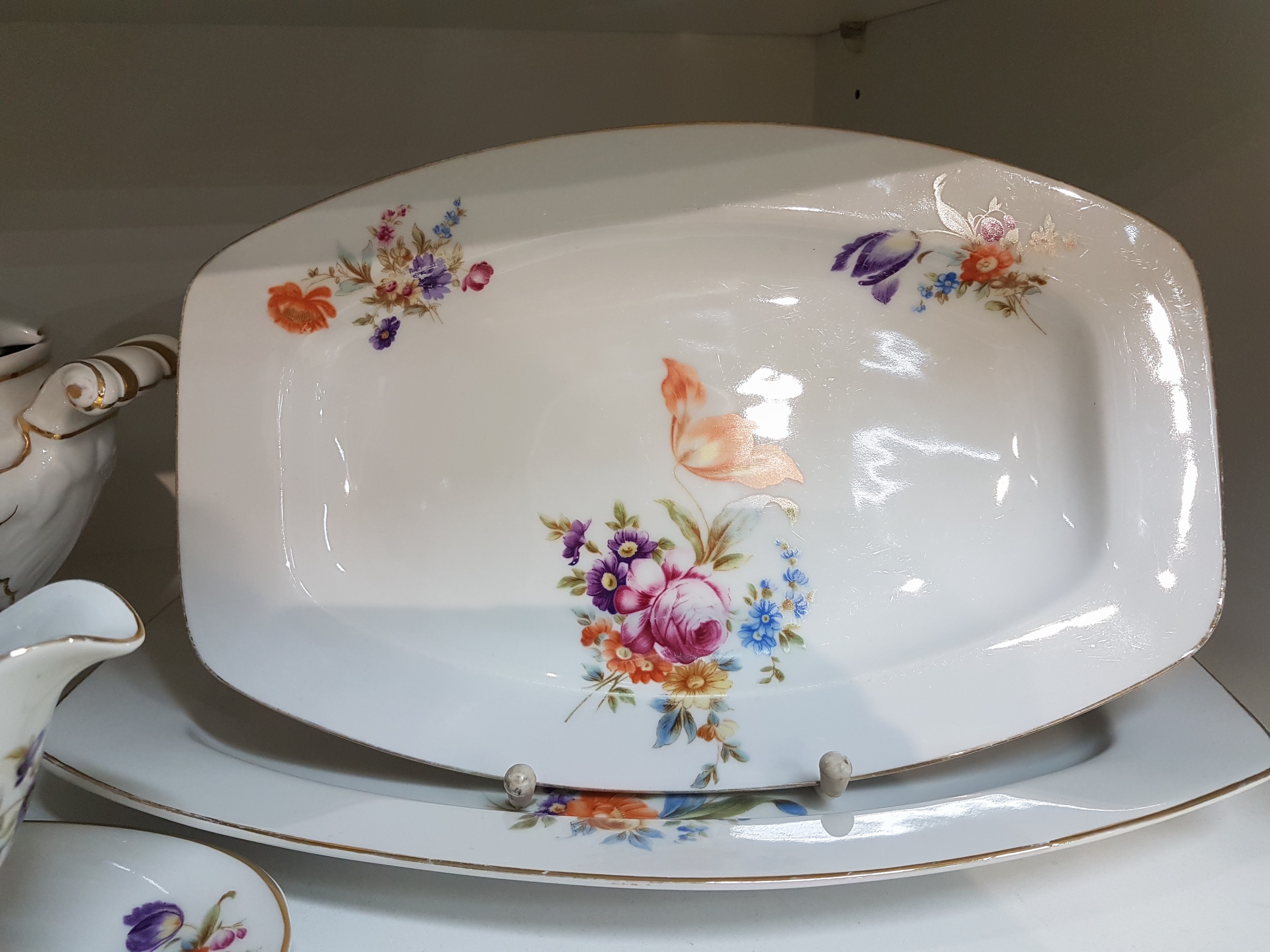 Detail c: Tafelservice/Speiseservice, Hutschenreuther, um 1920, Porzellan, Blumendekor, best. aus: 11 Menueteller, 11 Dessertteller, 10 Suppenteller, ...