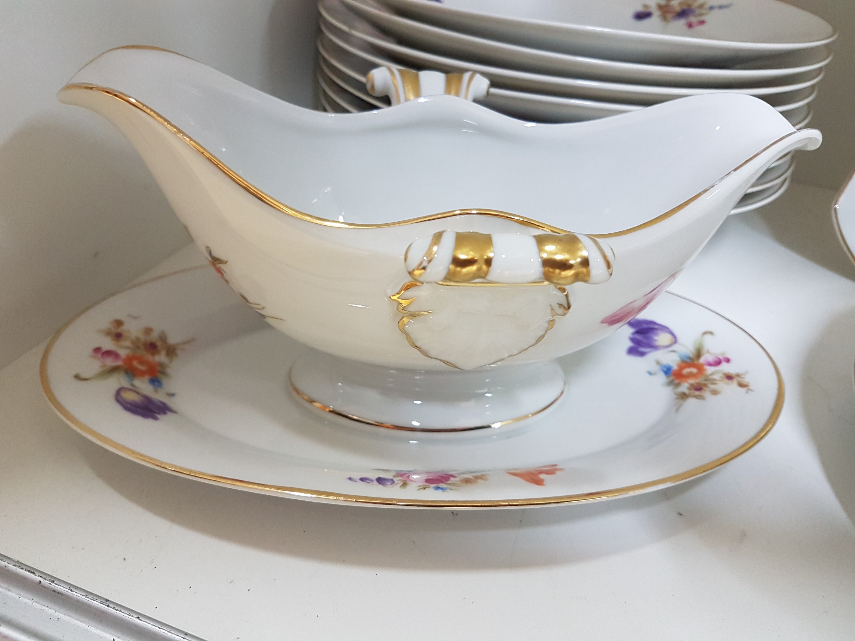 Detail d: Tafelservice/Speiseservice, Hutschenreuther, um 1920, Porzellan, Blumendekor, best. aus: 11 Menueteller, 11 Dessertteller, 10 Suppenteller, ...