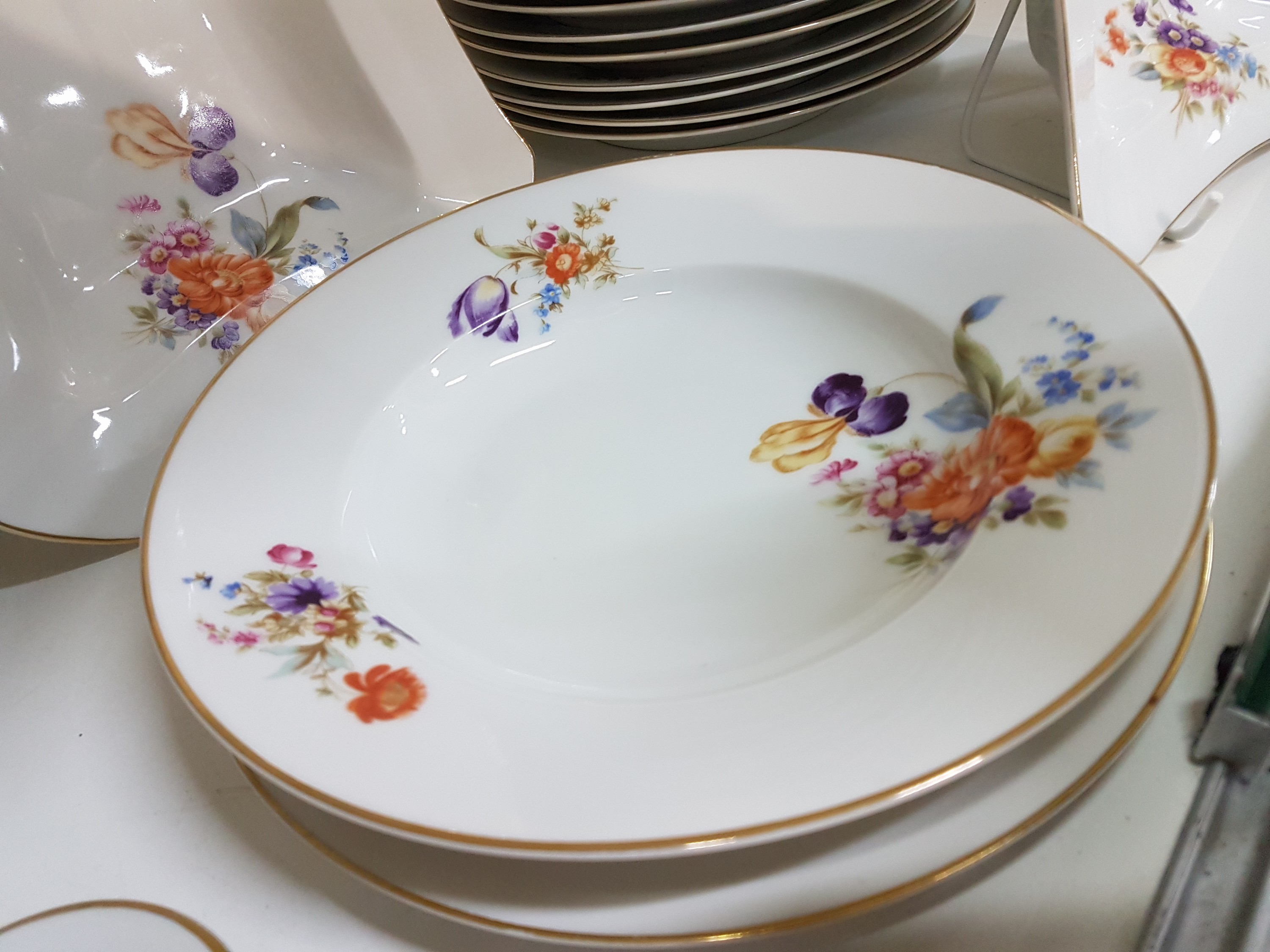 Detail e: Tafelservice/Speiseservice, Hutschenreuther, um 1920, Porzellan, Blumendekor, best. aus: 11 Menueteller, 11 Dessertteller, 10 Suppenteller, ...