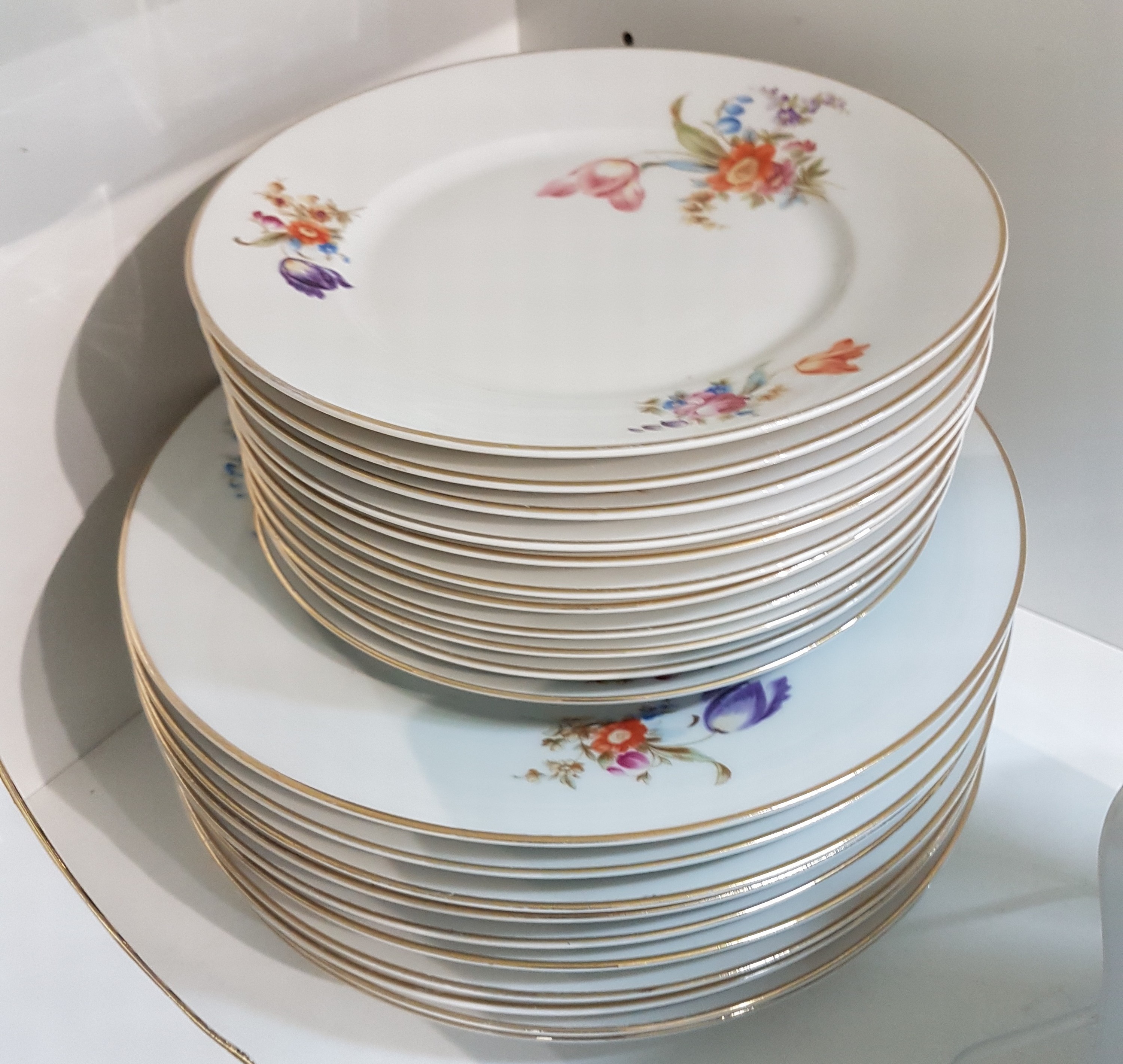 Detail f: Tafelservice/Speiseservice, Hutschenreuther, um 1920, Porzellan, Blumendekor, best. aus: 11 Menueteller, 11 Dessertteller, 10 Suppenteller, ...