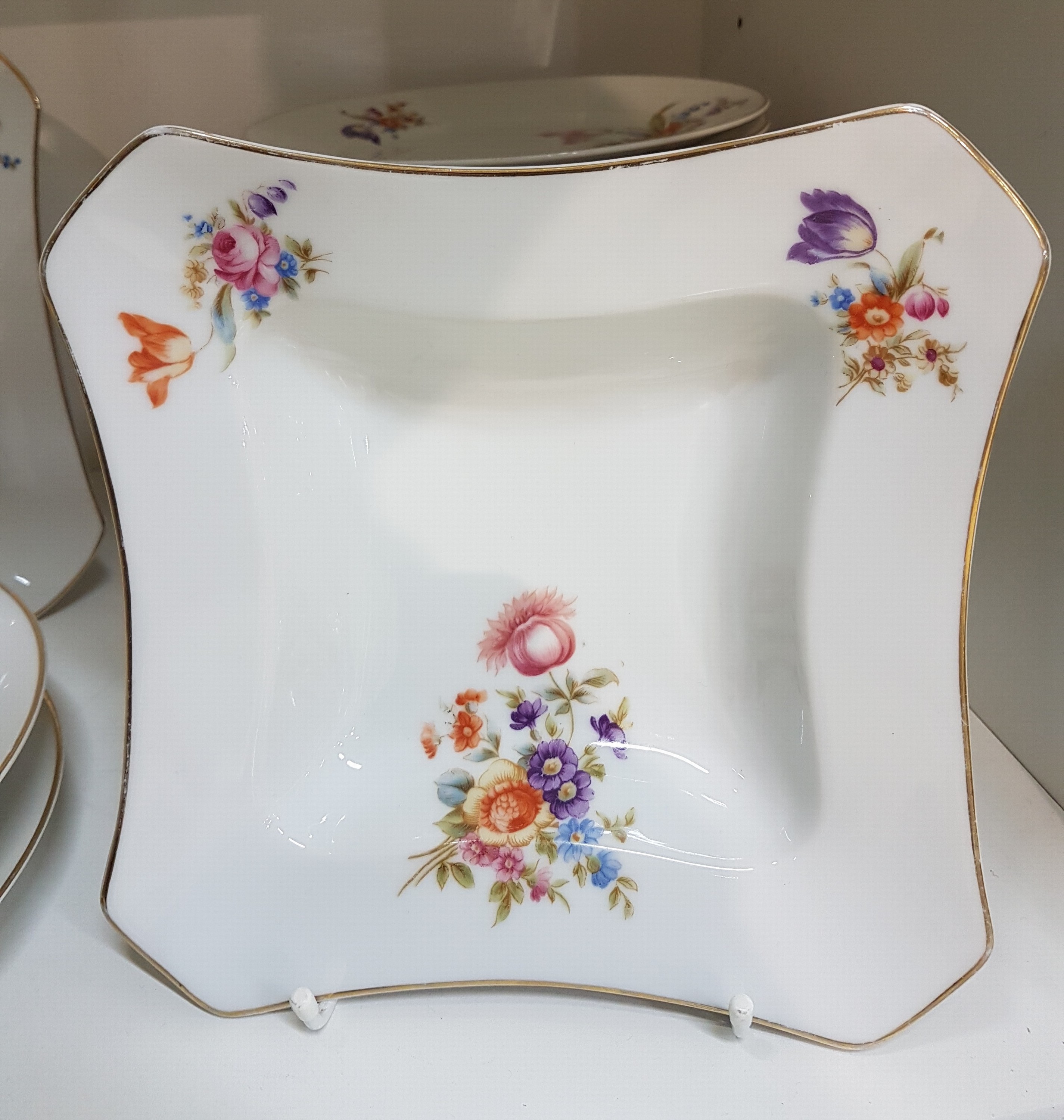 Detail g: Tafelservice/Speiseservice, Hutschenreuther, um 1920, Porzellan, Blumendekor, best. aus: 11 Menueteller, 11 Dessertteller, 10 Suppenteller, ...