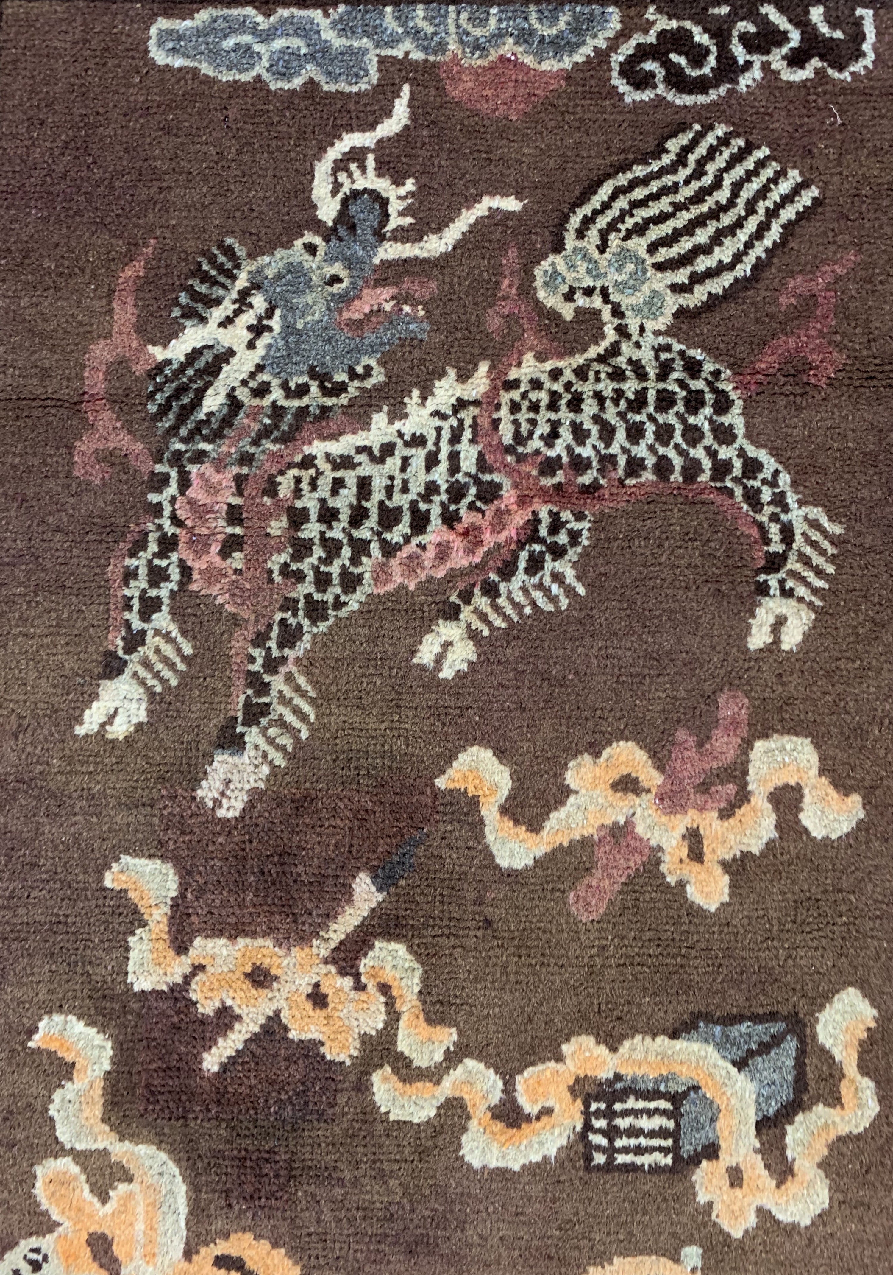 Detail c: "Drachenteppich"antik, Tibet, um 1900, Wolle auf Baumwolle, ca. 162 x 104 cm, EHZ: 2,(kleine Restaurierungen)