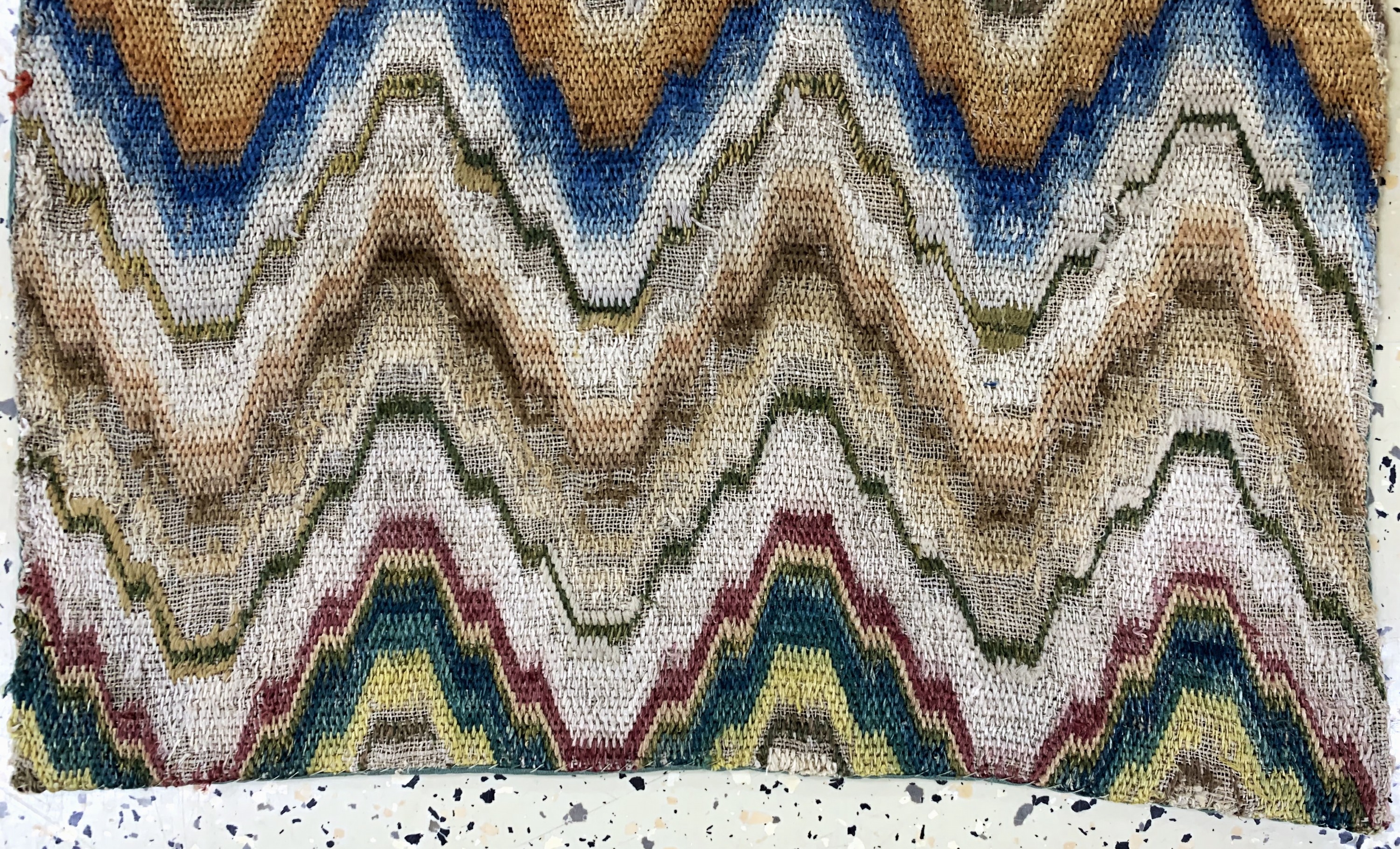 Detail b: Seiden"Bargello"Textil, Flammen Muster, Italien, 19.Jhd, Seiden Stickerei, ca. 53 x 55cm, (nahezu neuwertig)