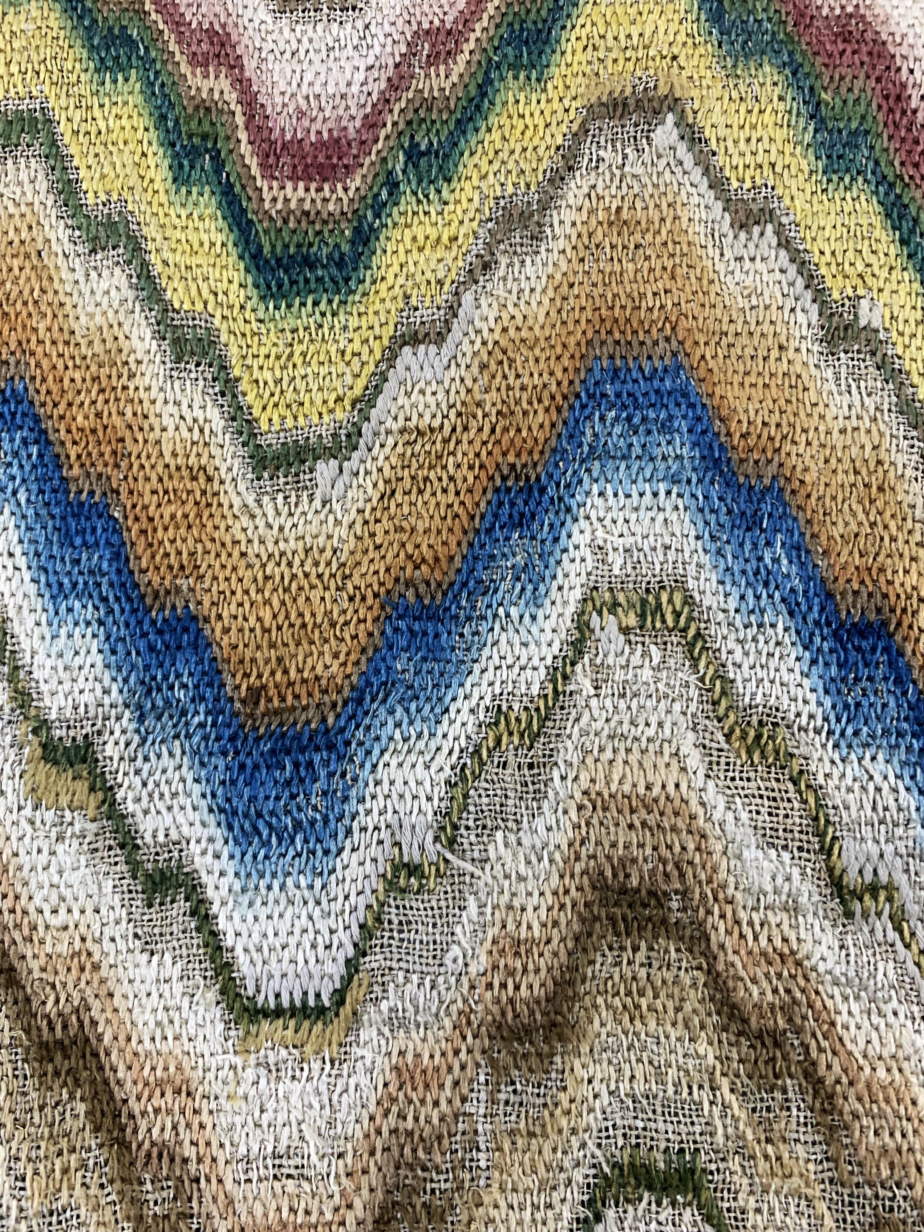 Detail c: Seiden"Bargello"Textil, Flammen Muster, Italien, 19.Jhd, Seiden Stickerei, ca. 53 x 55cm, (nahezu neuwertig)