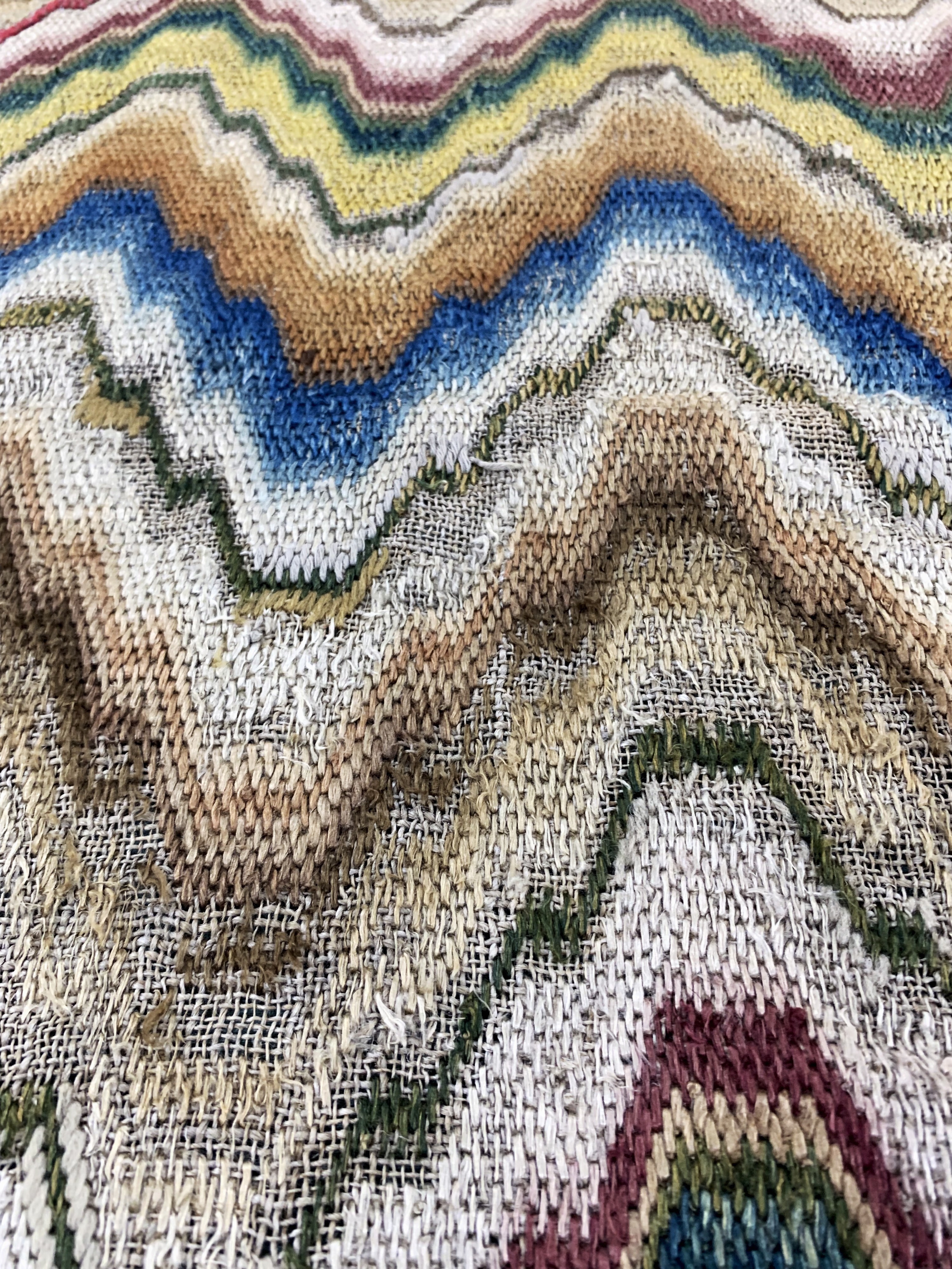 Detail d: Seiden"Bargello"Textil, Flammen Muster, Italien, 19.Jhd, Seiden Stickerei, ca. 53 x 55cm, (nahezu neuwertig)
