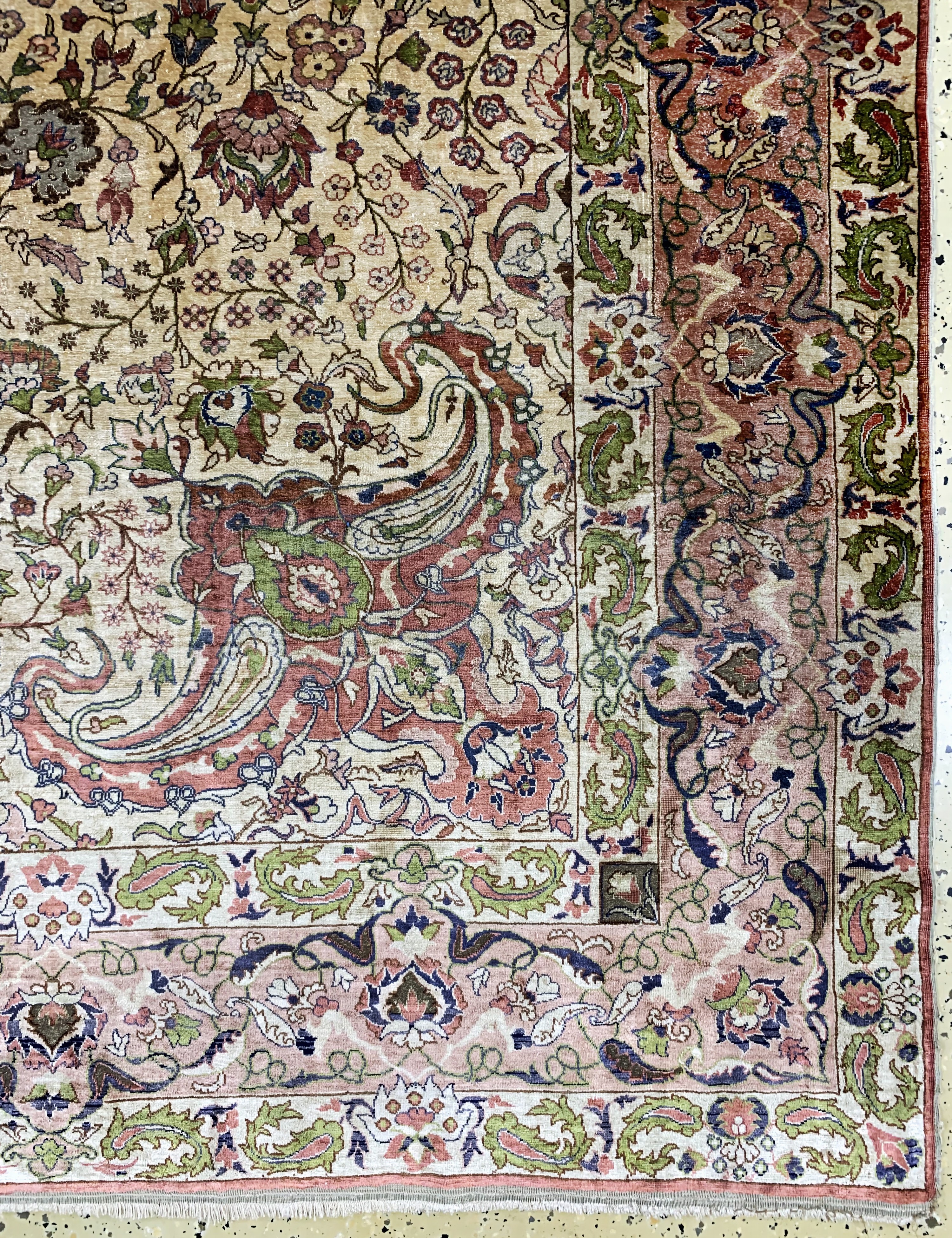 Detail a: Hereke Seide fein, Türkei, um 1940-1950, reine Naturseide, ca. 315 x 207 cm, EHZ: 2-3 (kleine geflickte Stellen).