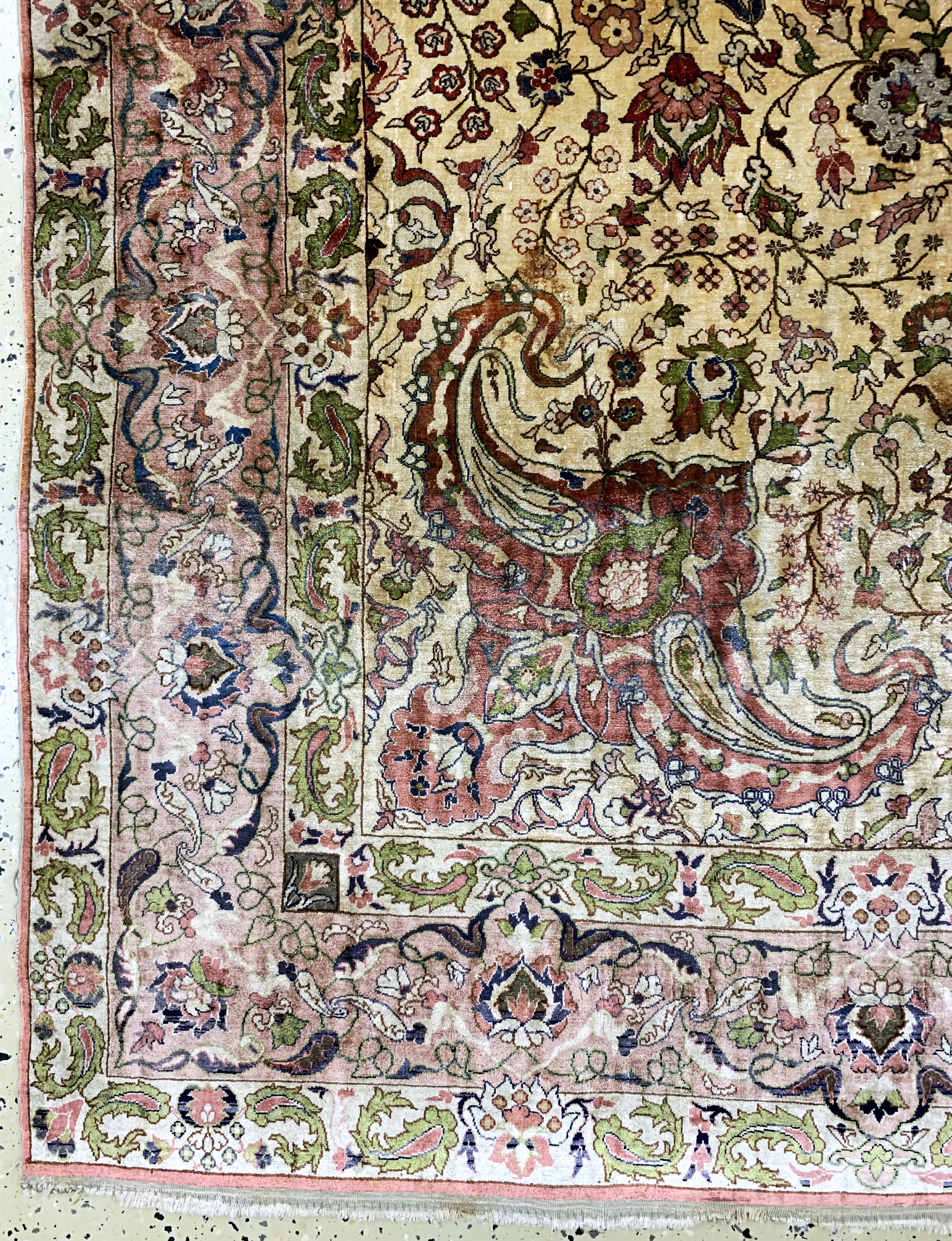 Detail b: Hereke Seide fein, Türkei, um 1940-1950, reine Naturseide, ca. 315 x 207 cm, EHZ: 2-3 (kleine geflickte Stellen).