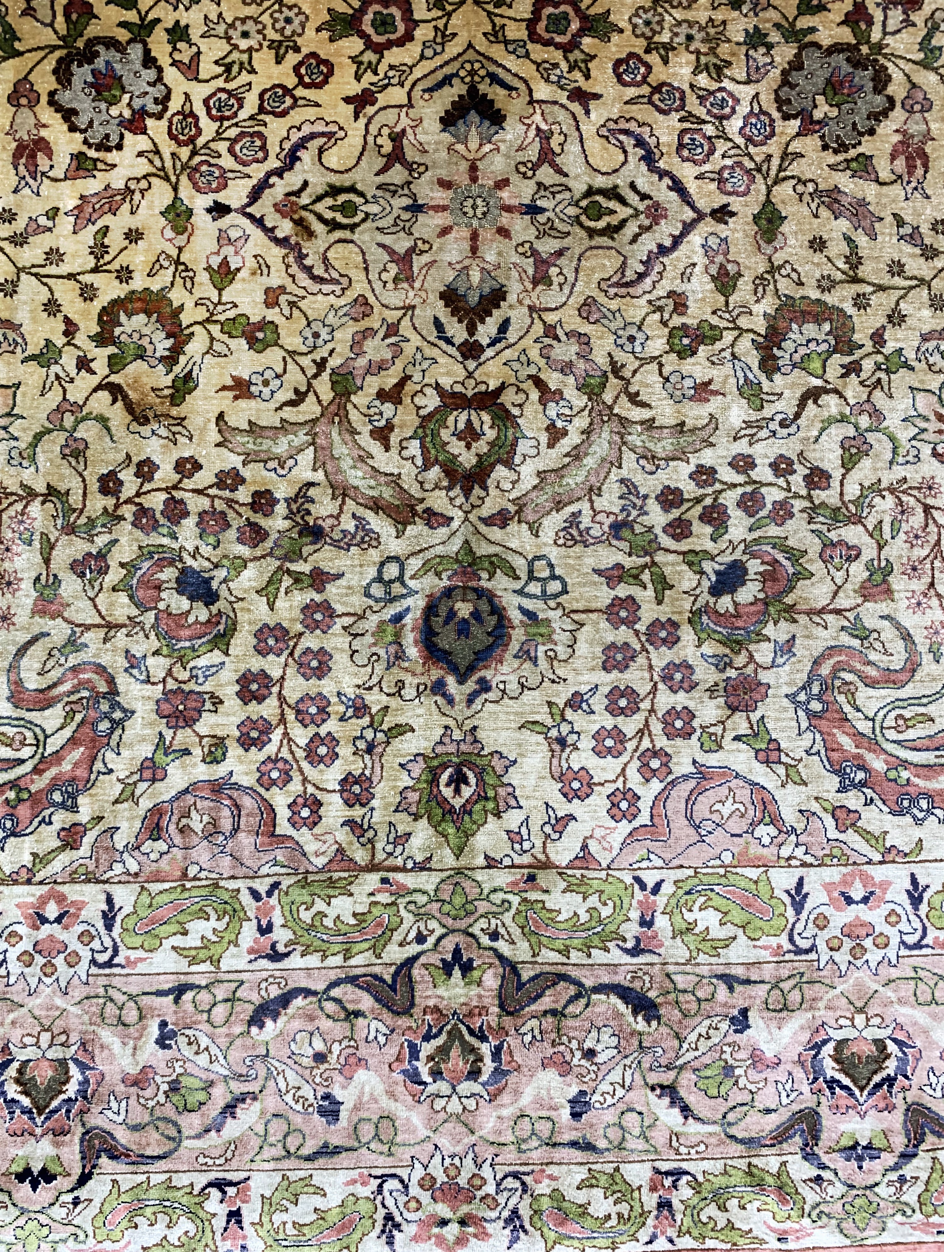 Detail c: Hereke Seide fein, Türkei, um 1940-1950, reine Naturseide, ca. 315 x 207 cm, EHZ: 2-3 (kleine geflickte Stellen).