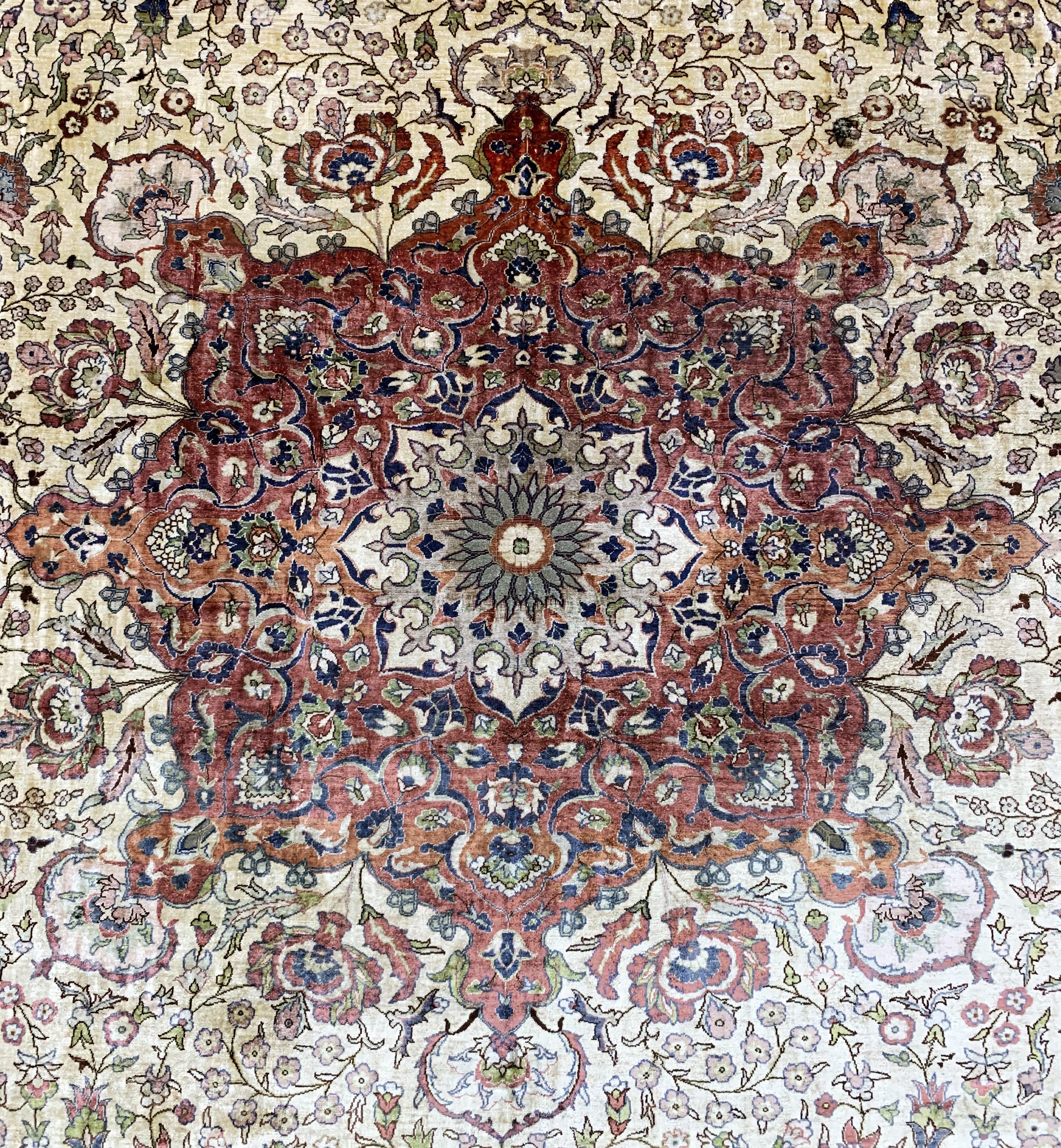 Detail d: Hereke Seide fein, Türkei, um 1940-1950, reine Naturseide, ca. 315 x 207 cm, EHZ: 2-3 (kleine geflickte Stellen).
