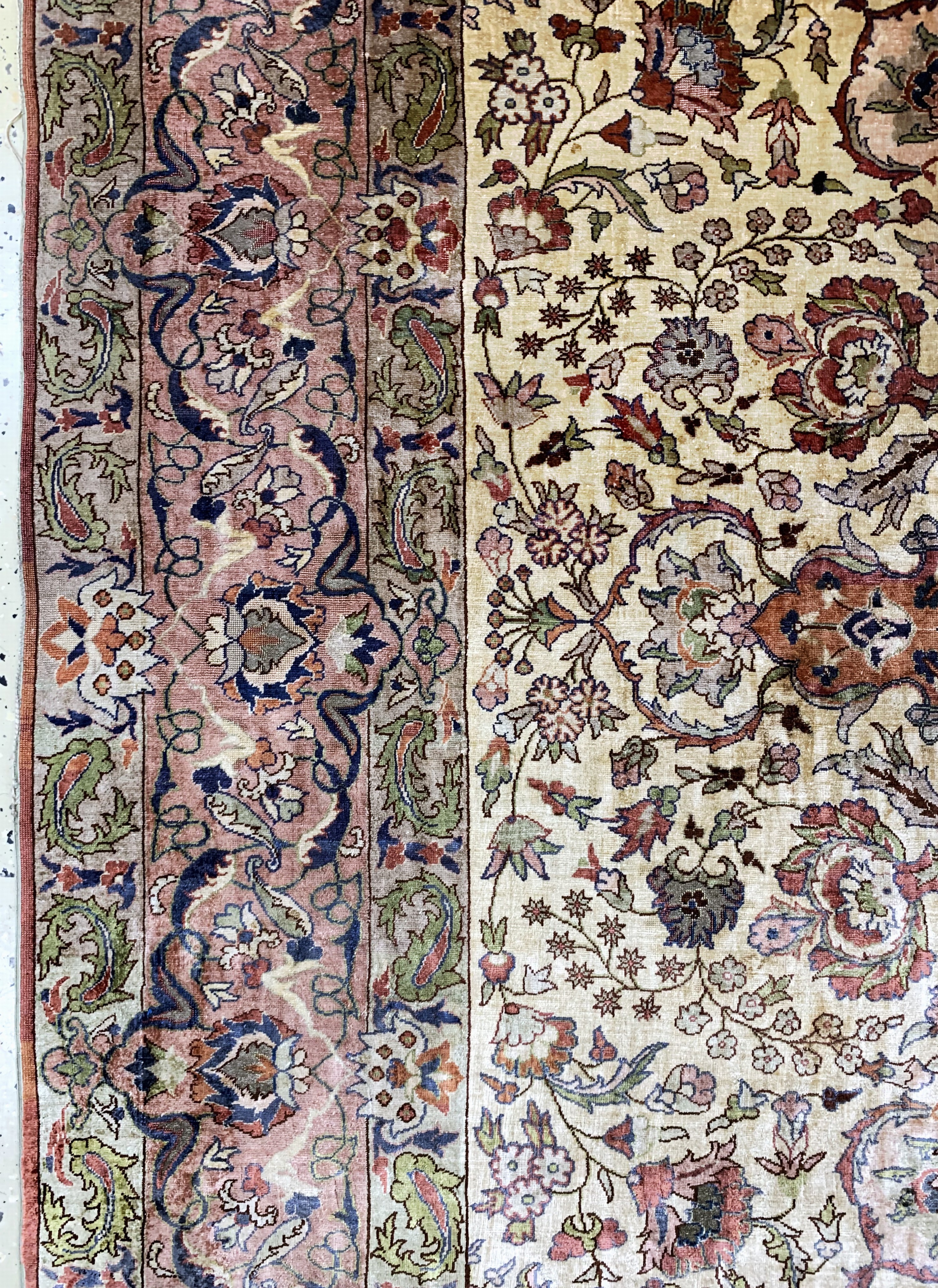 Detail e: Hereke Seide fein, Türkei, um 1940-1950, reine Naturseide, ca. 315 x 207 cm, EHZ: 2-3 (kleine geflickte Stellen).