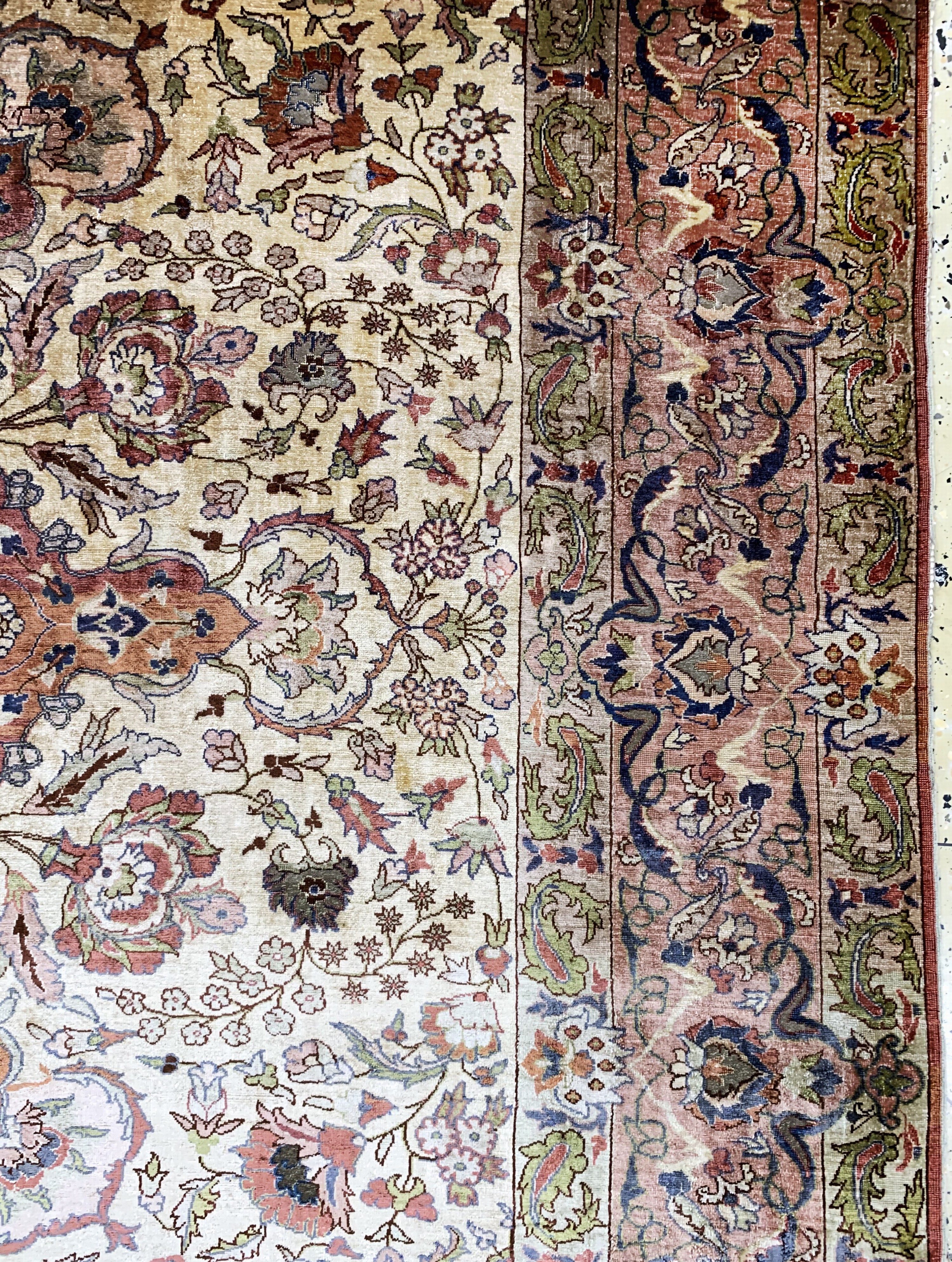 Detail f: Hereke Seide fein, Türkei, um 1940-1950, reine Naturseide, ca. 315 x 207 cm, EHZ: 2-3 (kleine geflickte Stellen).