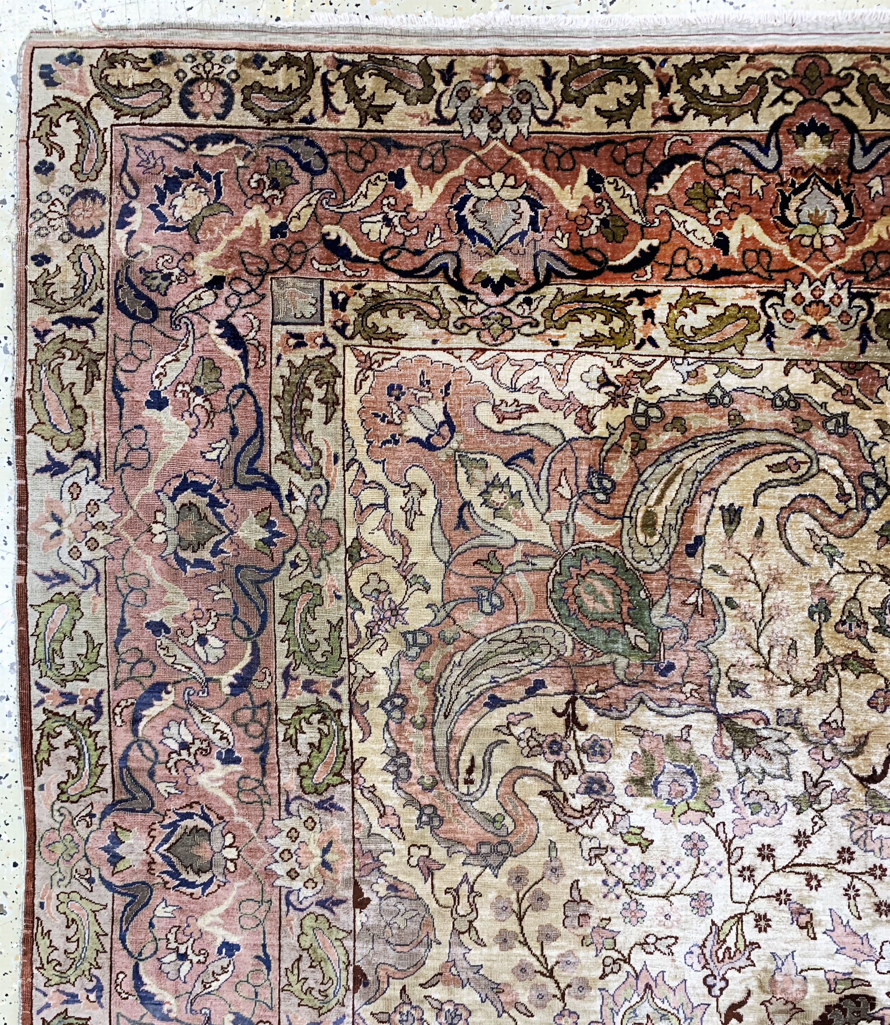 Detail g: Hereke Seide fein, Türkei, um 1940-1950, reine Naturseide, ca. 315 x 207 cm, EHZ: 2-3 (kleine geflickte Stellen).