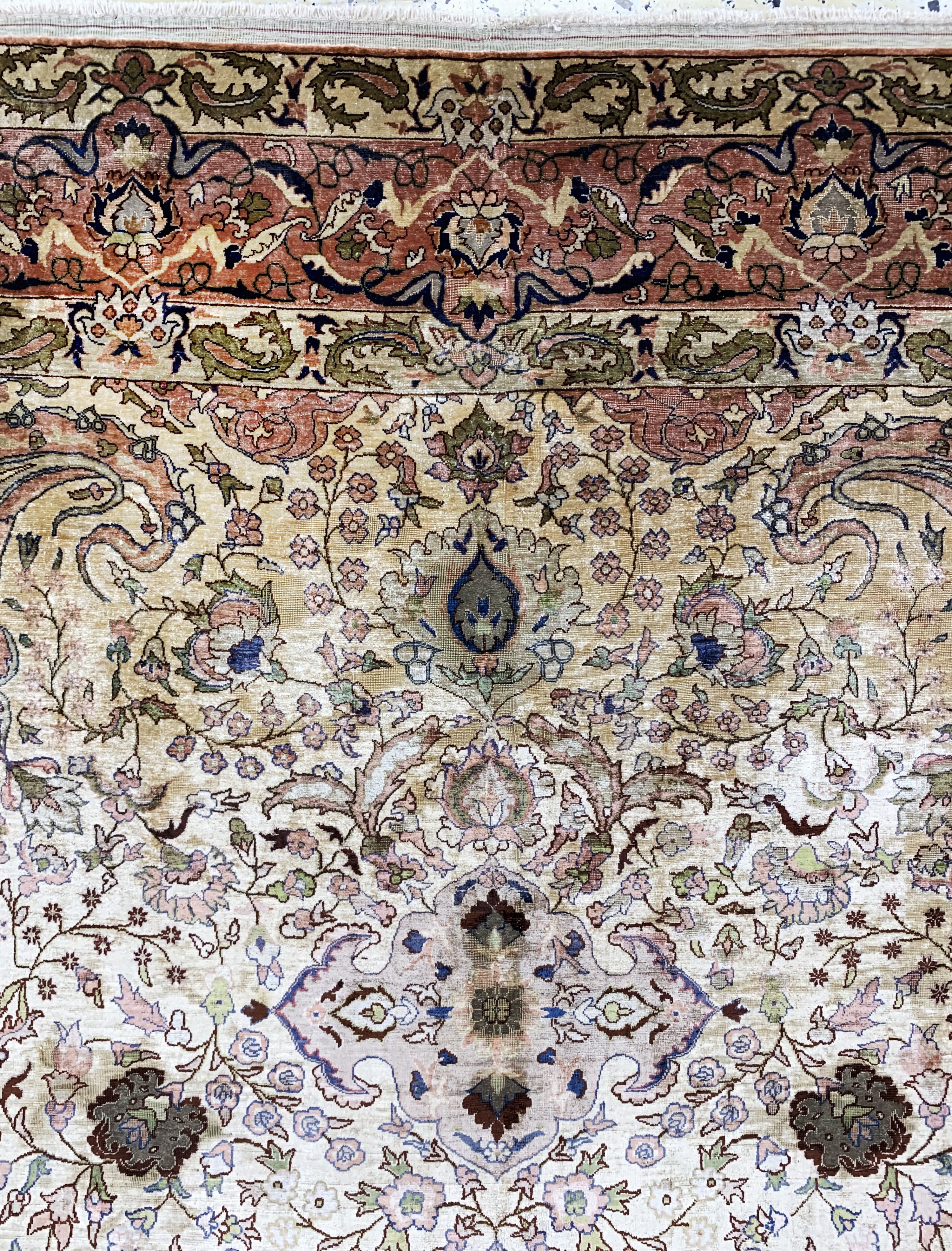 Detail h: Hereke Seide fein, Türkei, um 1940-1950, reine Naturseide, ca. 315 x 207 cm, EHZ: 2-3 (kleine geflickte Stellen).