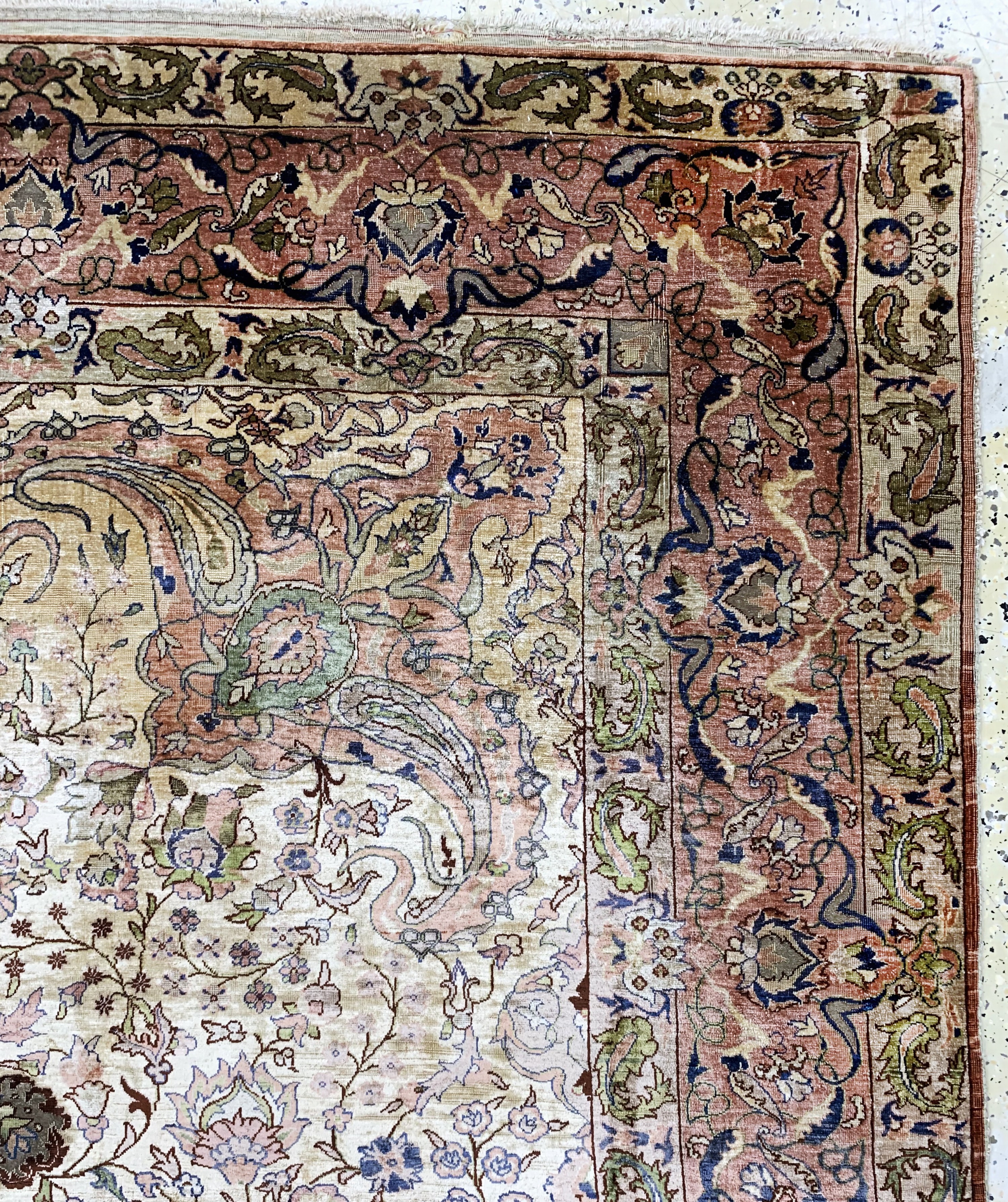 Detail i: Hereke Seide fein, Türkei, um 1940-1950, reine Naturseide, ca. 315 x 207 cm, EHZ: 2-3 (kleine geflickte Stellen).