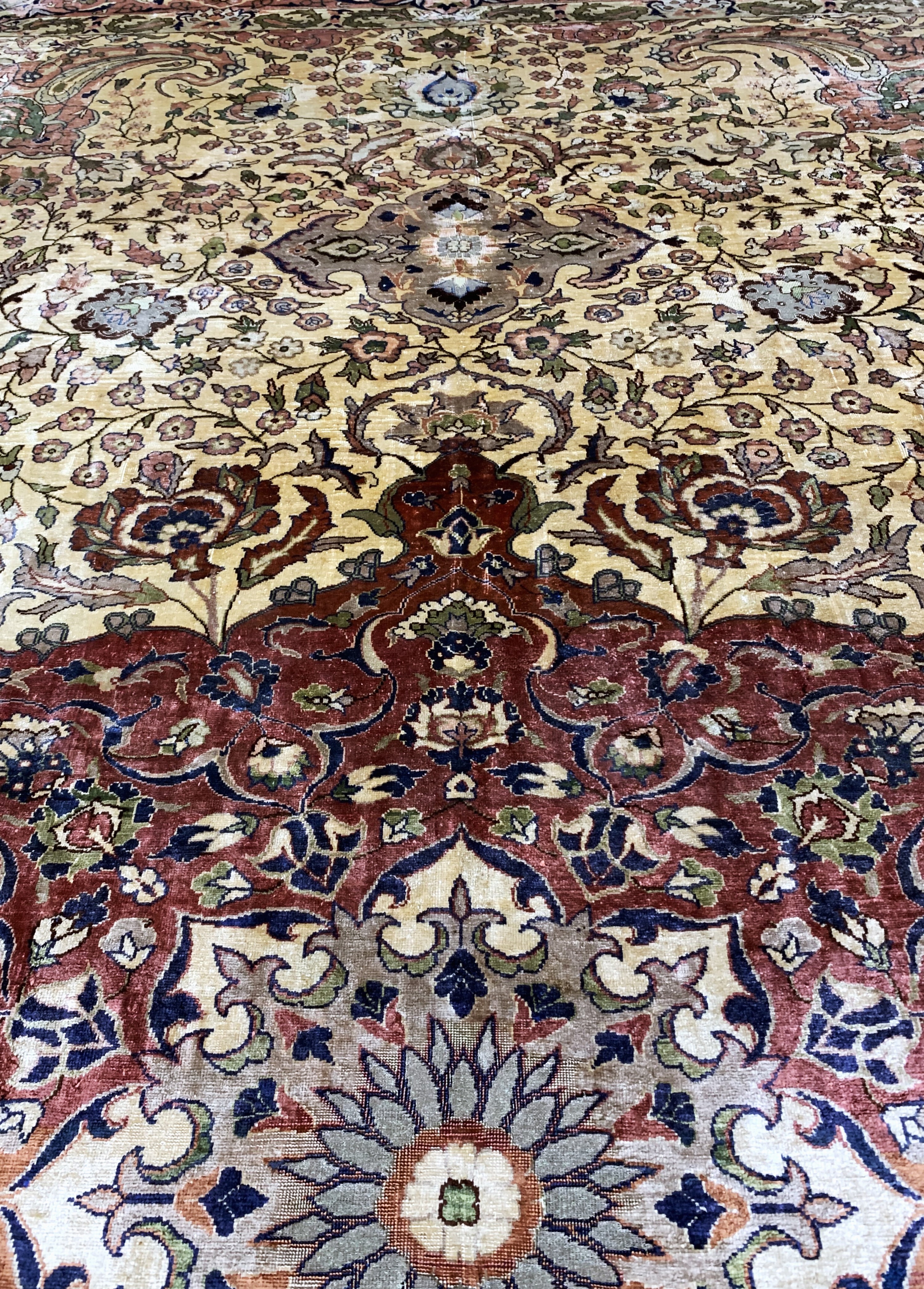 Detail j: Hereke Seide fein, Türkei, um 1940-1950, reine Naturseide, ca. 315 x 207 cm, EHZ: 2-3 (kleine geflickte Stellen).