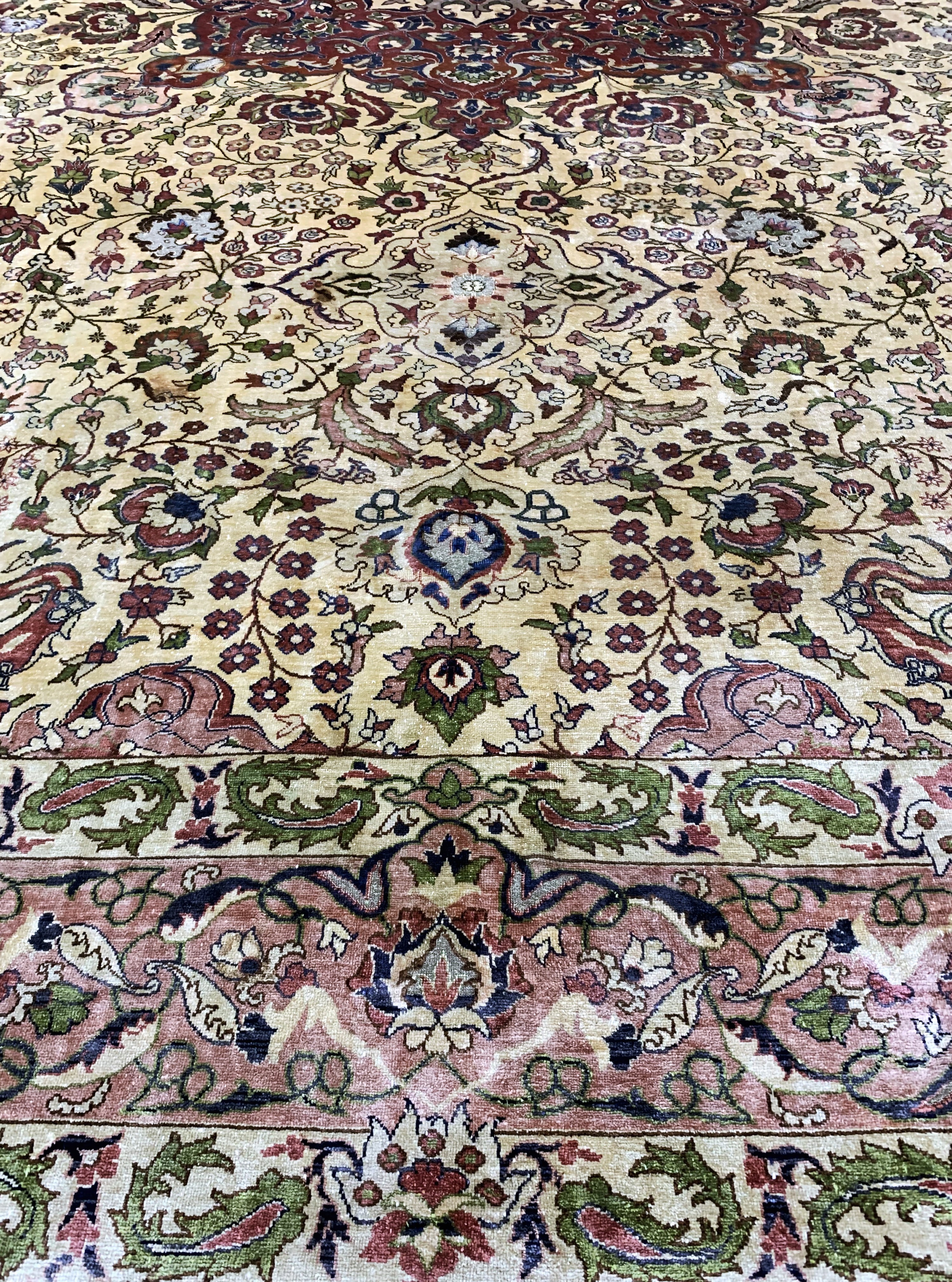 Detail k: Hereke Seide fein, Türkei, um 1940-1950, reine Naturseide, ca. 315 x 207 cm, EHZ: 2-3 (kleine geflickte Stellen).