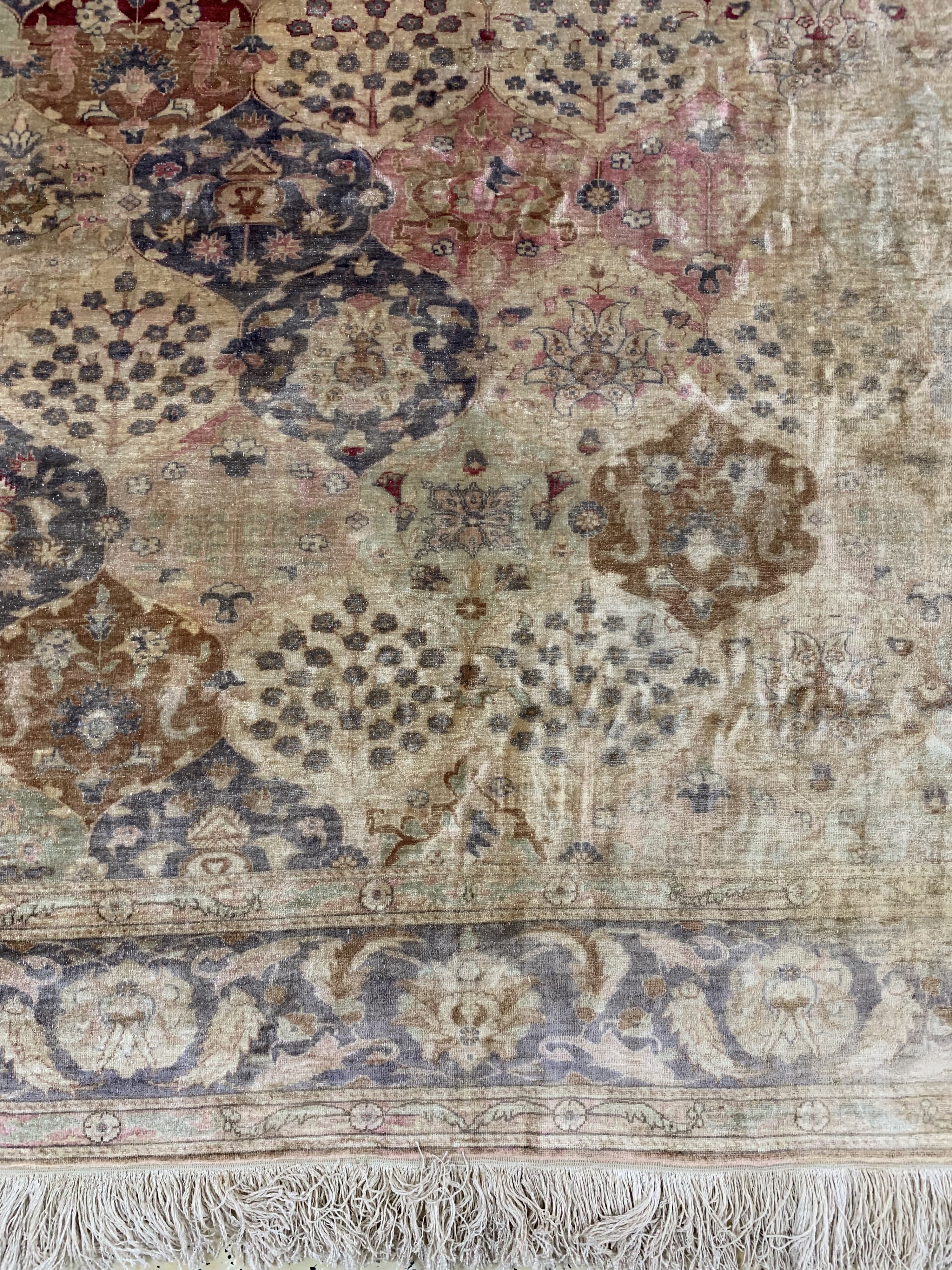 Detail b: Seiden Kayseri alt, Türkei, um 1930-1940, reine Naturseide, ca. 300 x 206 cm, EHZ: 2, (geflickt)