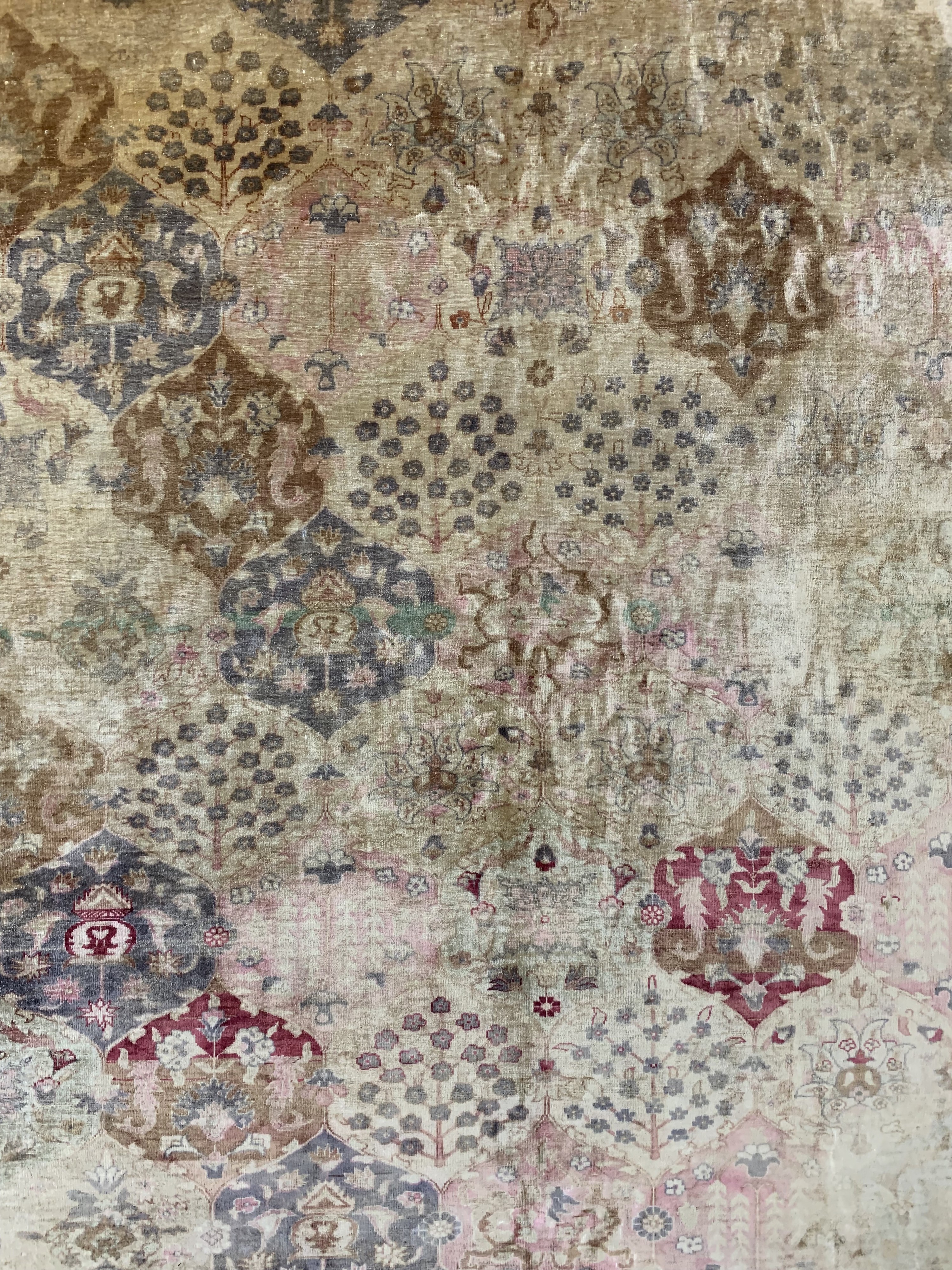 Detail e: Seiden Kayseri alt, Türkei, um 1930-1940, reine Naturseide, ca. 300 x 206 cm, EHZ: 2, (geflickt)
