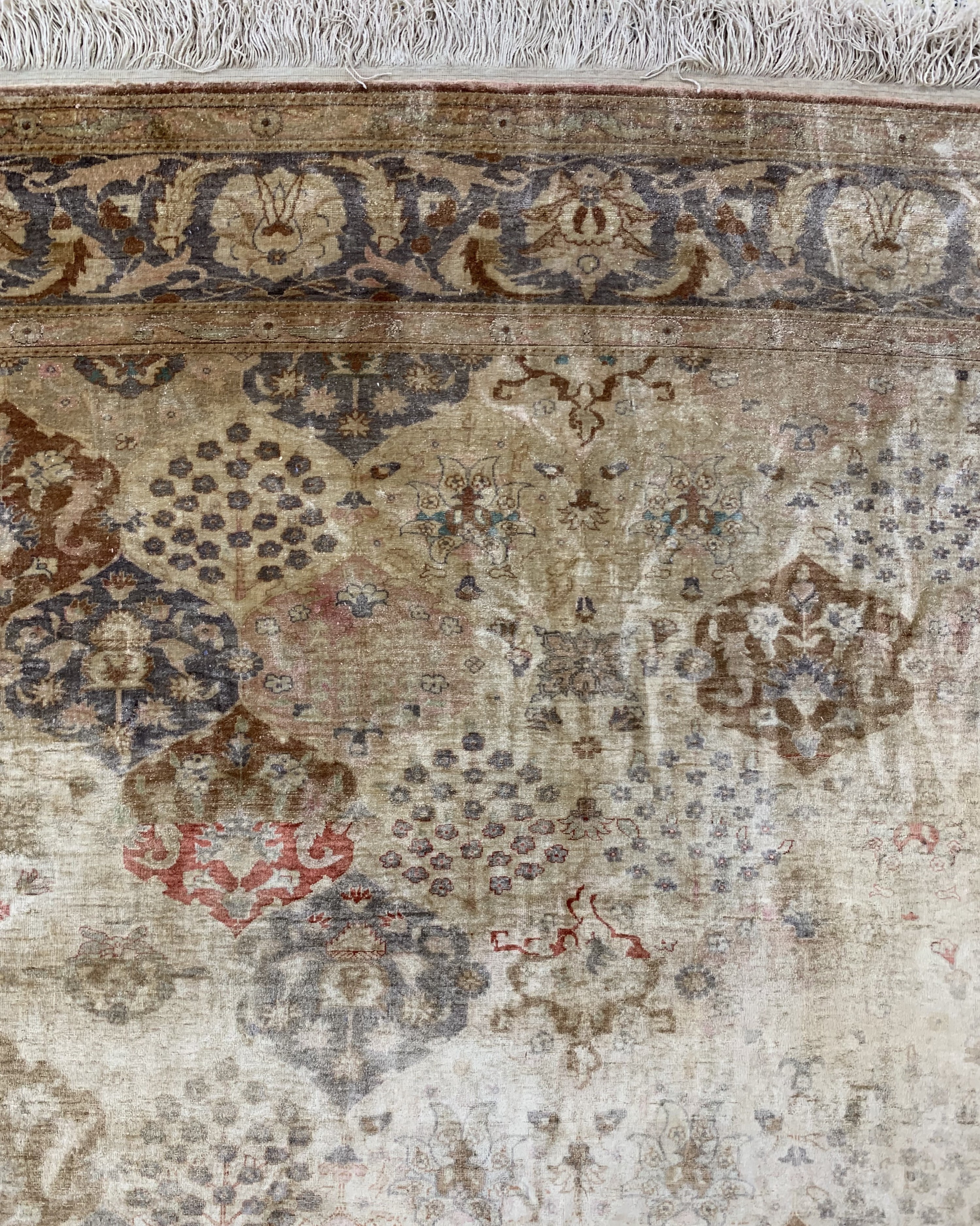 Detail h: Seiden Kayseri alt, Türkei, um 1930-1940, reine Naturseide, ca. 300 x 206 cm, EHZ: 2, (geflickt)