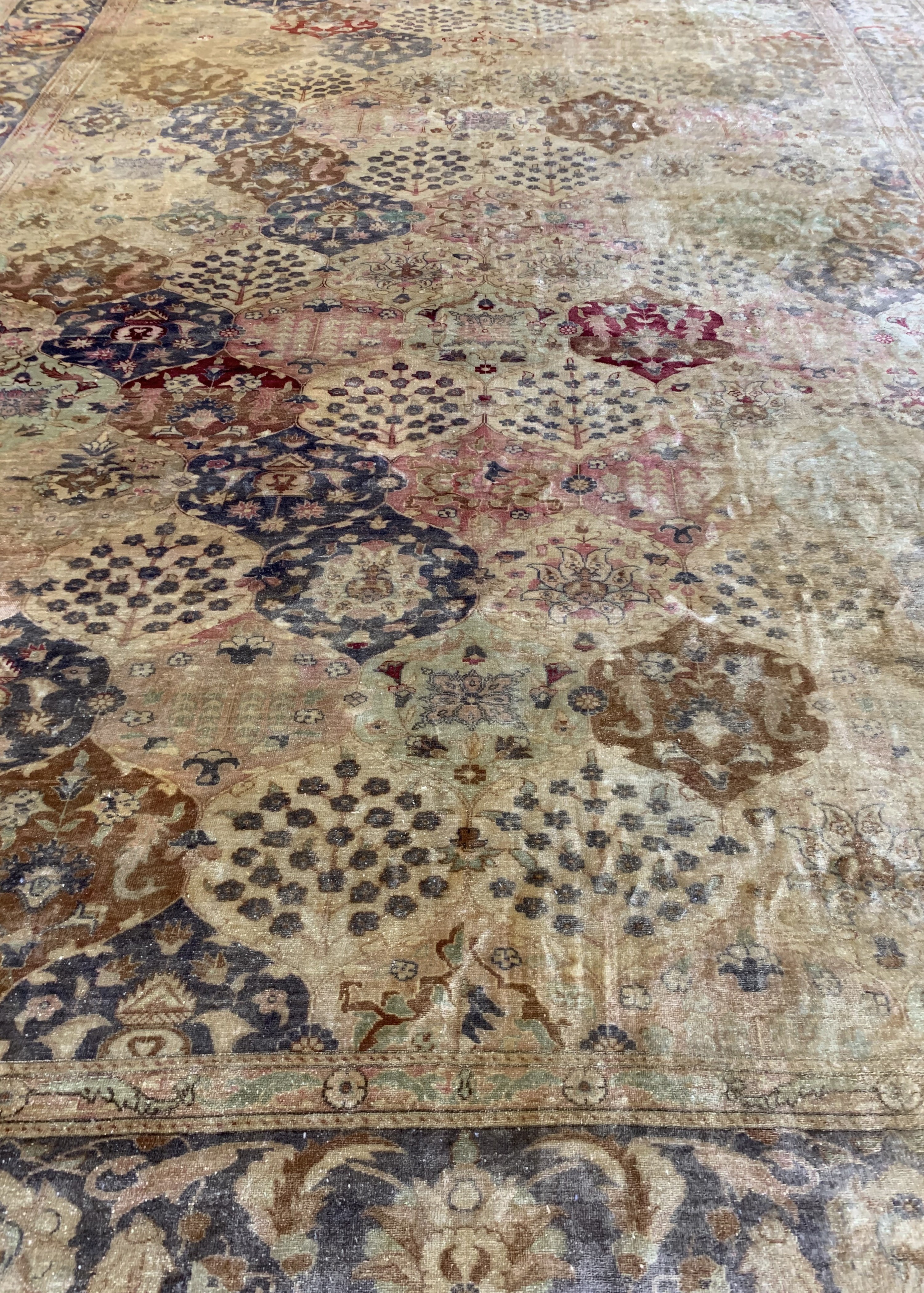 Detail j: Seiden Kayseri alt, Türkei, um 1930-1940, reine Naturseide, ca. 300 x 206 cm, EHZ: 2, (geflickt)