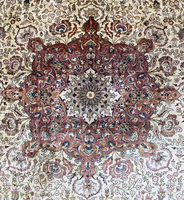 27008355d - Hereke Seide fein, Türkei, um 1940-1950, reine Naturseide, ca. 315 x 207 cm, EHZ: 2-3 ...