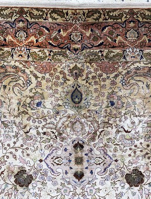 27008355h - Hereke Seide fein, Türkei, um 1940-1950, reine Naturseide, ca. 315 x 207 cm, EHZ: 2-3 ...