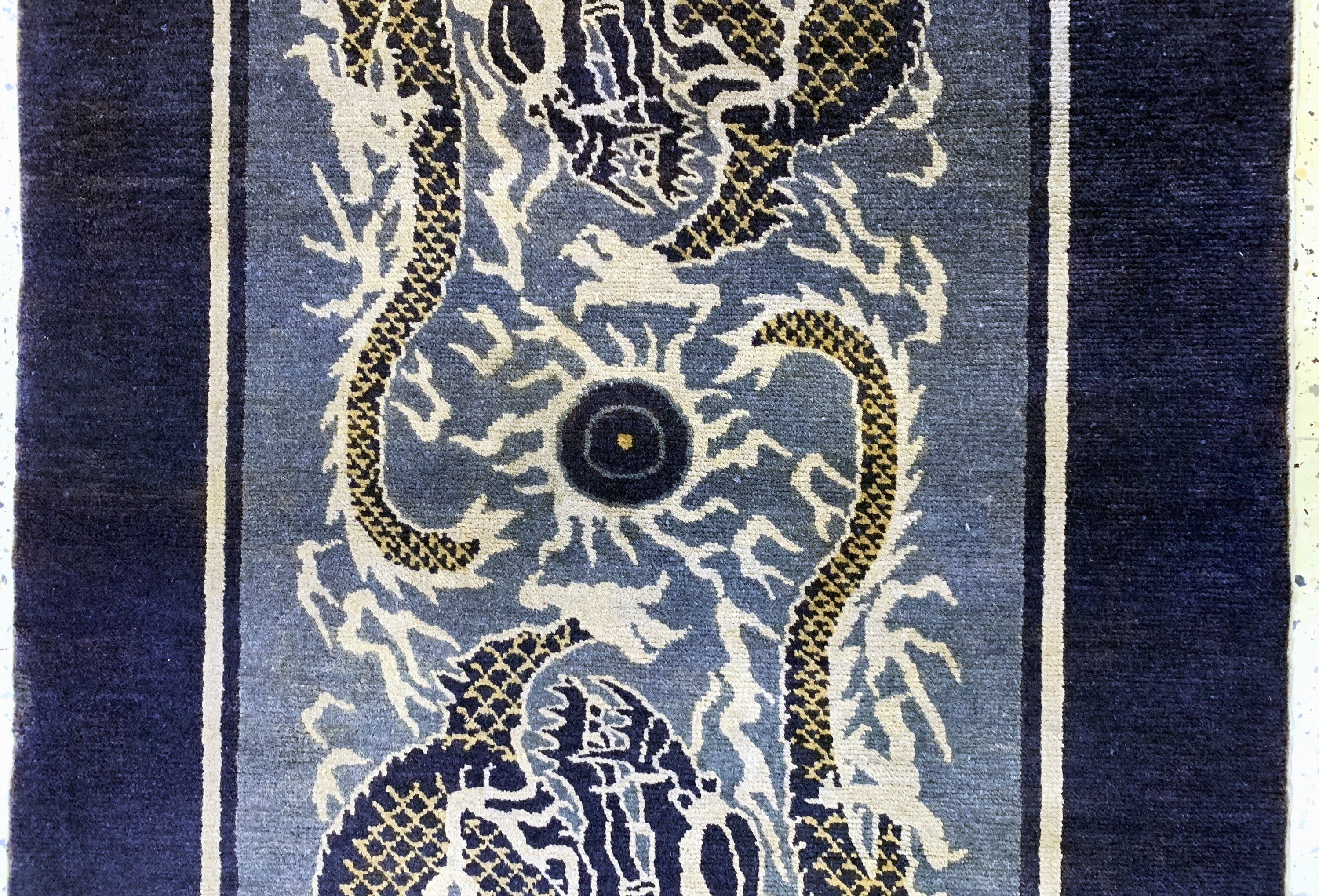 Detail b: Peking"Drachen-Teppich", China, um 1900, Wolle auf Baumwolle, ca. 183 x 100 cm, EHZ: 2,(kleine Restaurierungen)