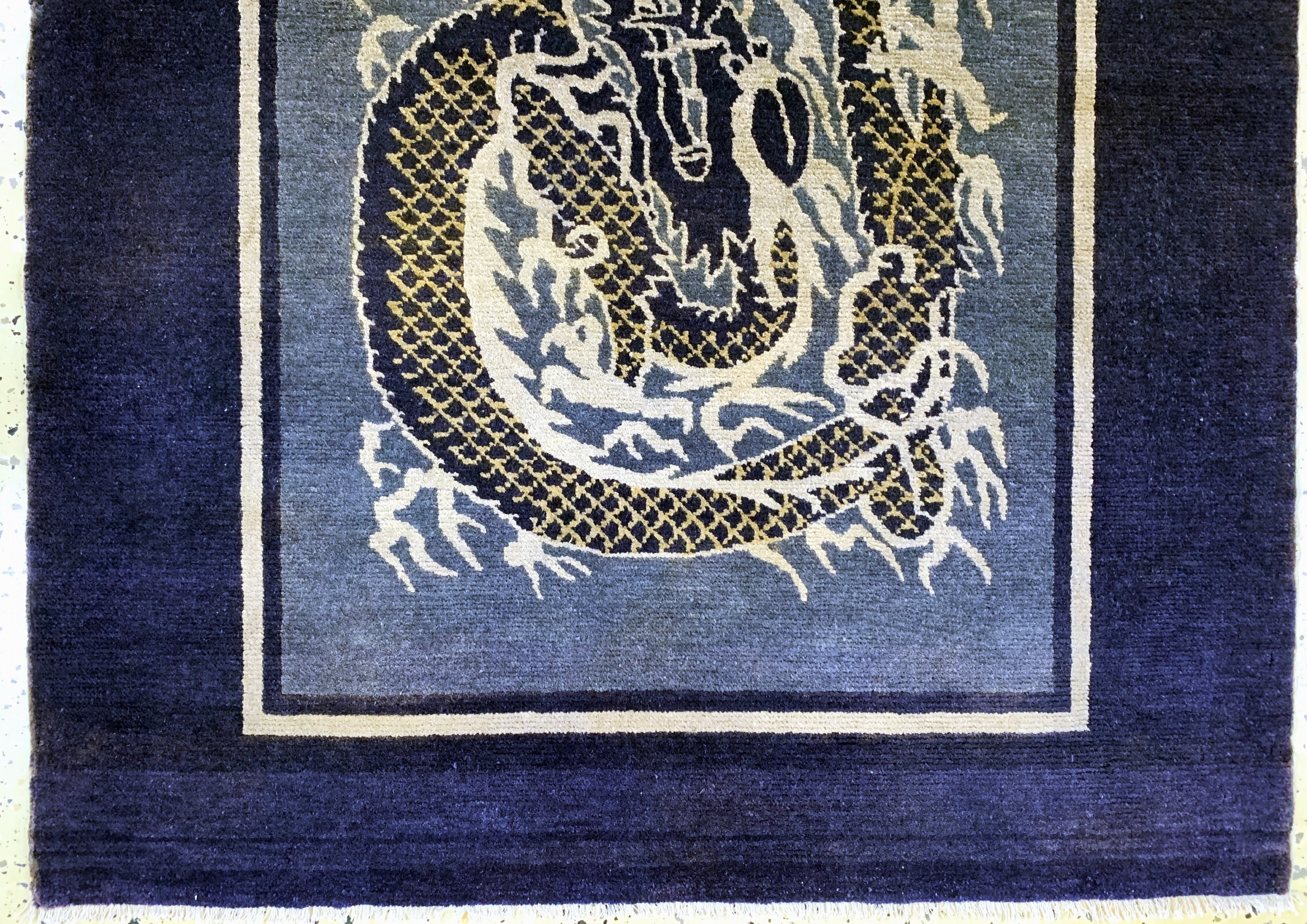 Detail c: Peking"Drachen-Teppich", China, um 1900, Wolle auf Baumwolle, ca. 183 x 100 cm, EHZ: 2,(kleine Restaurierungen)