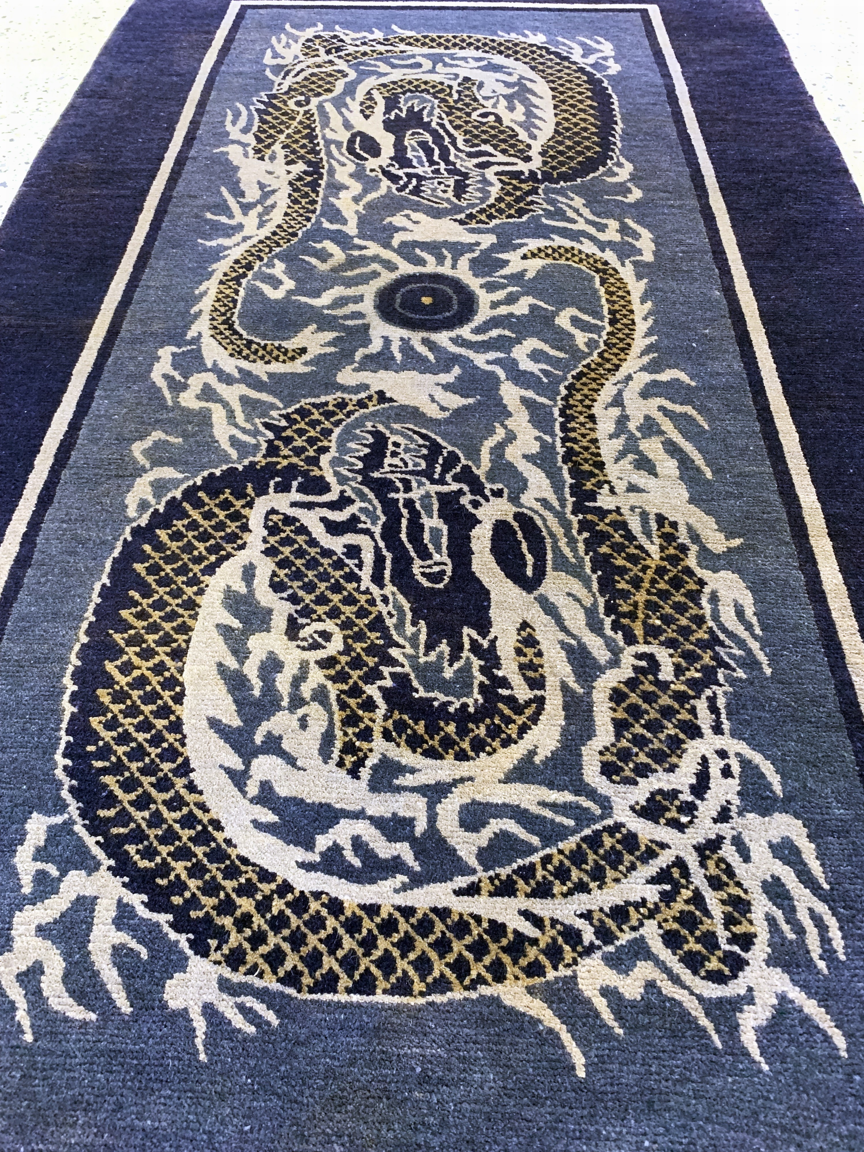 Detail d: Peking"Drachen-Teppich", China, um 1900, Wolle auf Baumwolle, ca. 183 x 100 cm, EHZ: 2,(kleine Restaurierungen)
