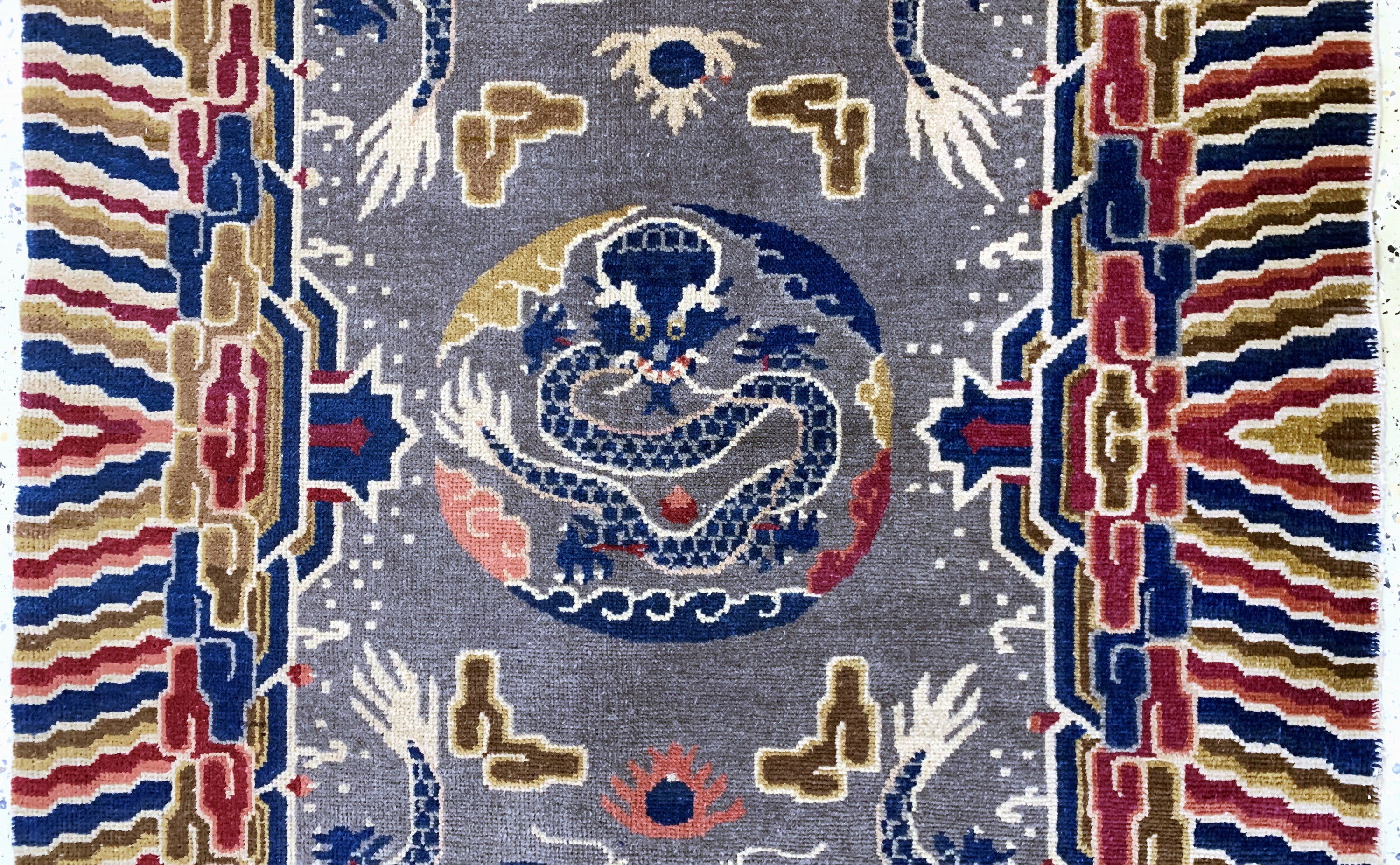 Detail b: Ning-Hsia"Drachen-Teppich", China, um 1900,Wolle auf Baumwolle, ca. 205 x 130 cm, EHZ: 2