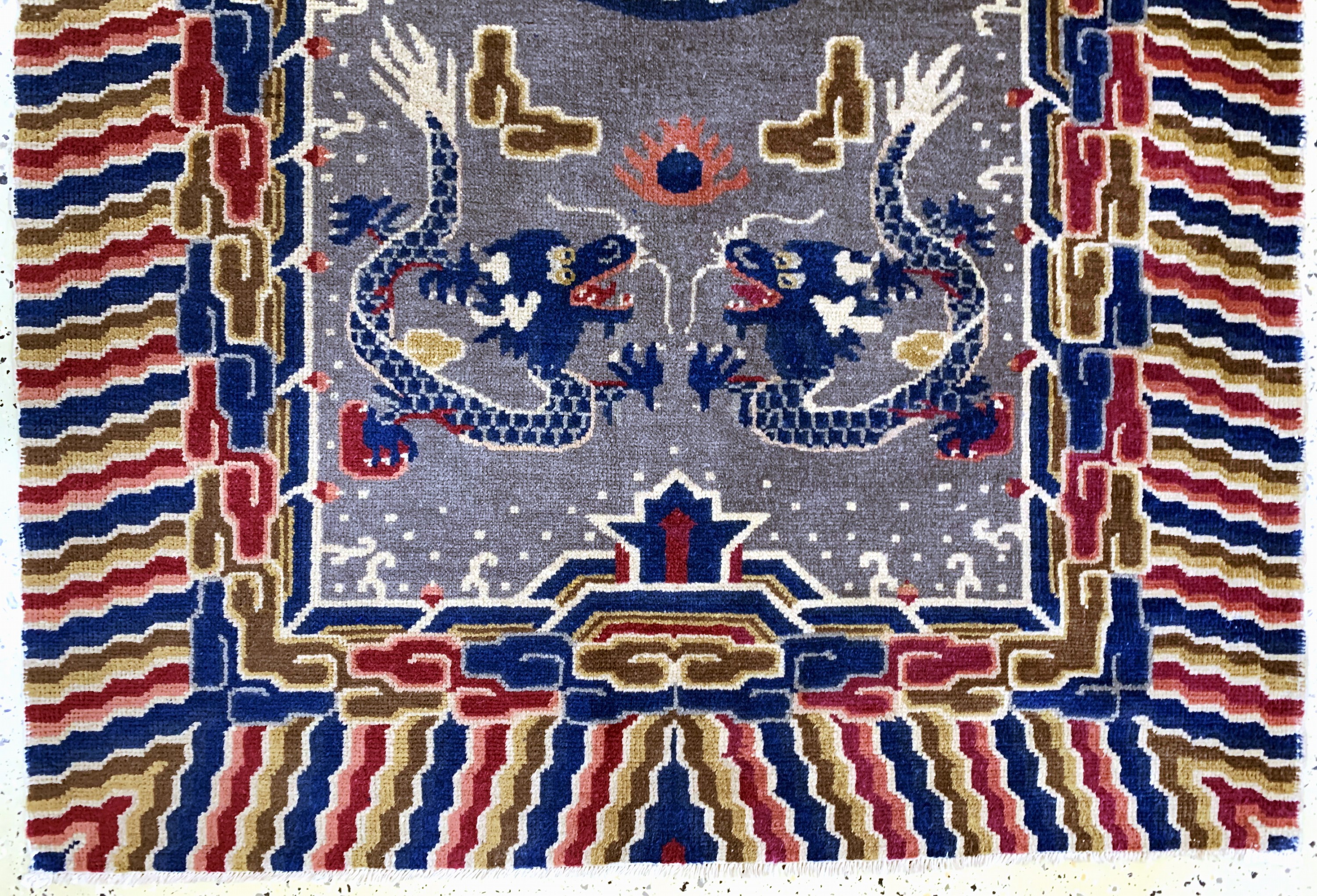 Detail c: Ning-Hsia"Drachen-Teppich", China, um 1900,Wolle auf Baumwolle, ca. 205 x 130 cm, EHZ: 2
