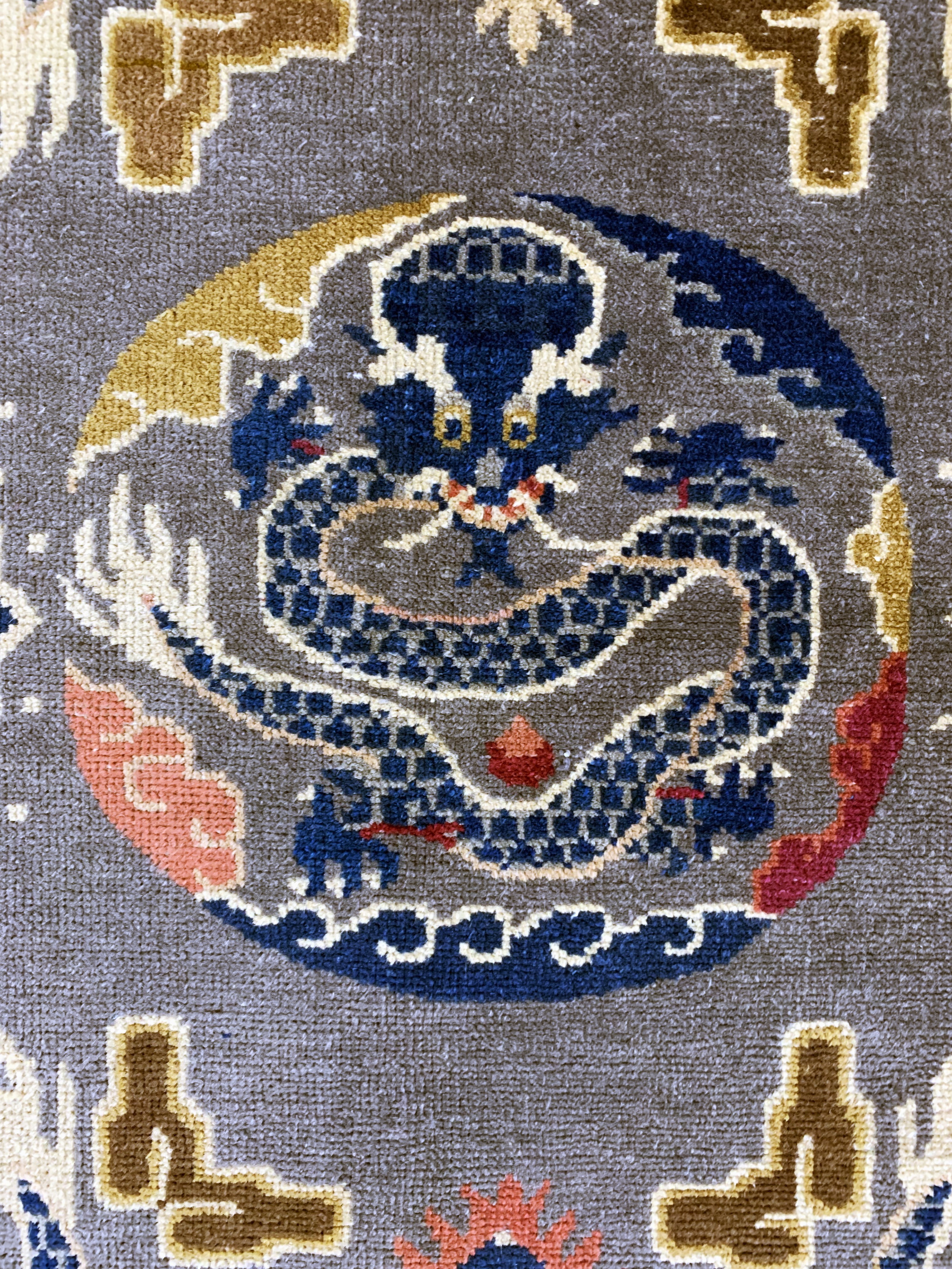 Detail d: Ning-Hsia"Drachen-Teppich", China, um 1900,Wolle auf Baumwolle, ca. 205 x 130 cm, EHZ: 2