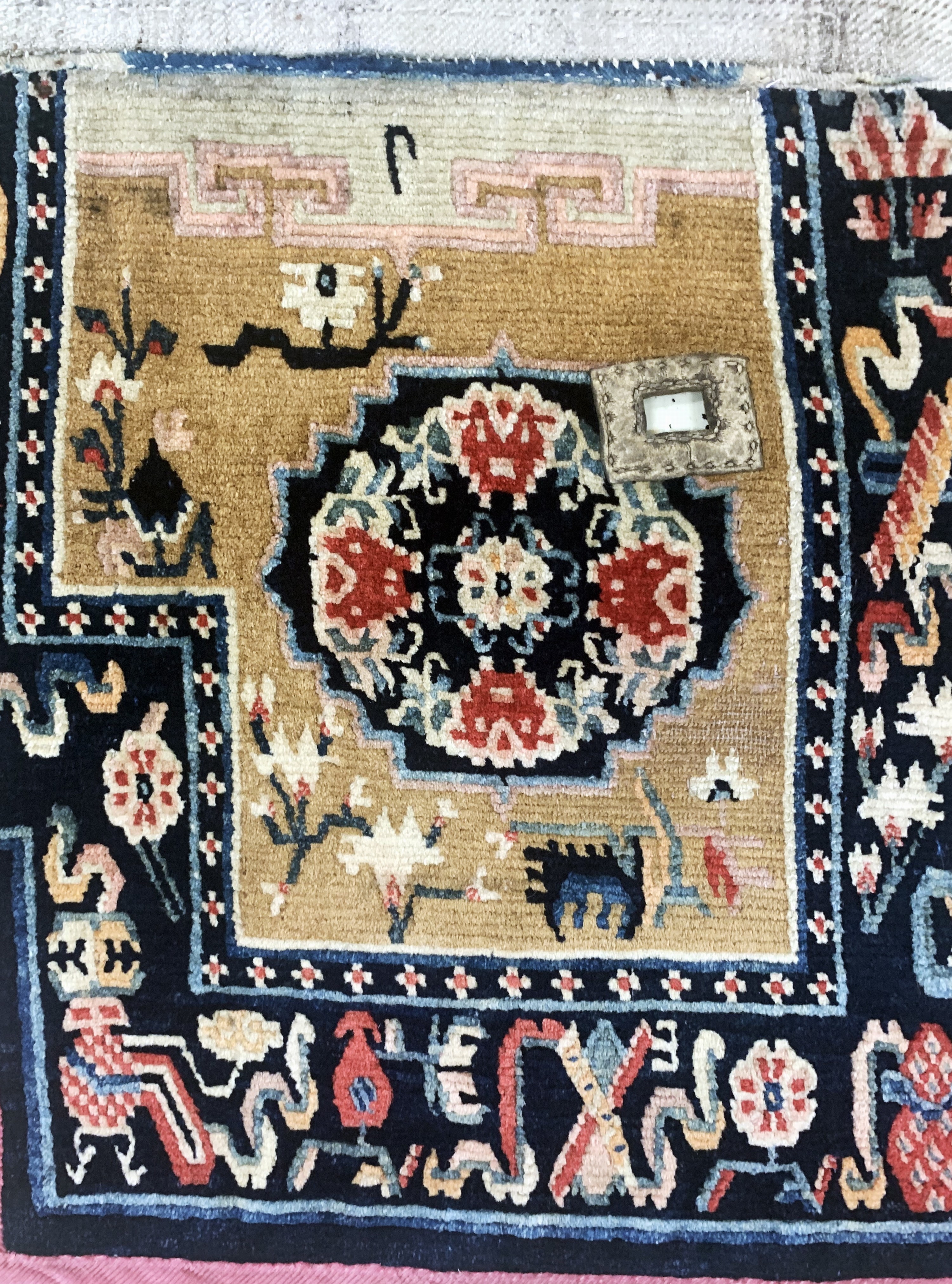 Detail d: Schigatse"Makden"Sattelauflage, antik, Tibet, um 1900, Wolle auf Baumwolle, ca. 133 x 65 cm, EHZ: 2