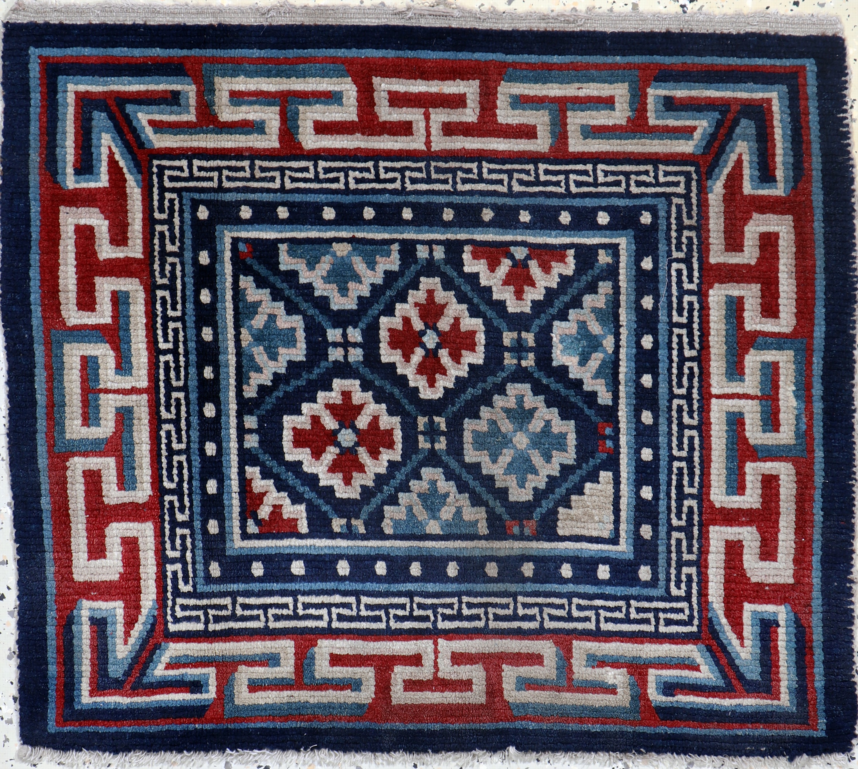 Image 27008594 - Gyantse´Sitzmatte´alt, Tibet, um 1920, Wolle auf Wolle, ca. 68 x 80 cm, EHZ: 2