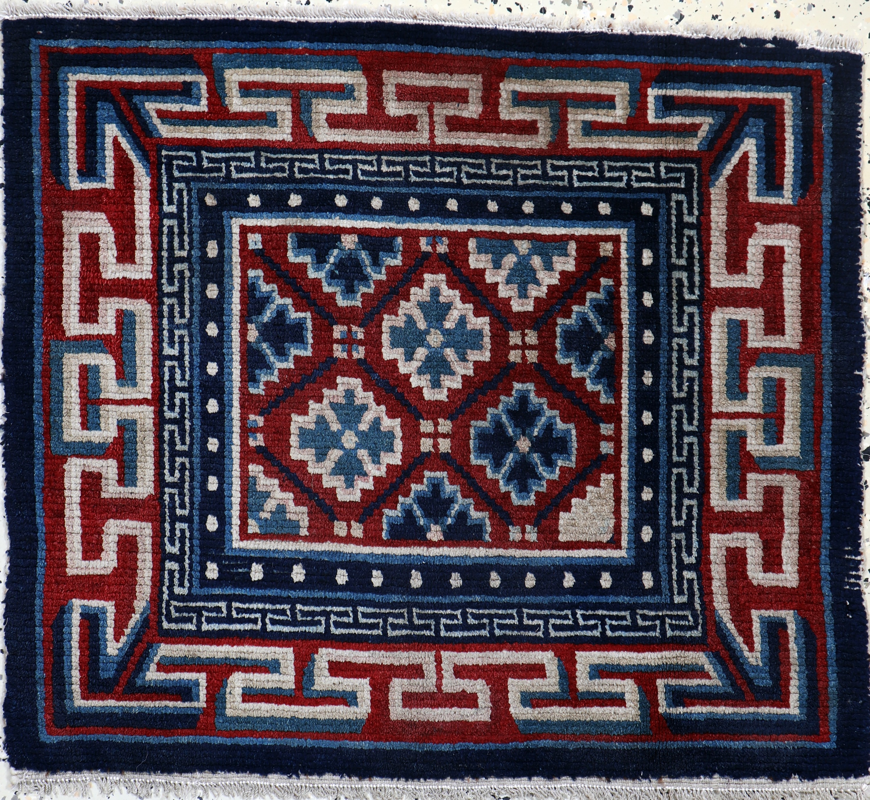 Image 27008595 - Gyantse´Sitzmatte´alt, Tibet, um 1920, Wolle auf Wolle, ca. 70 x 78 cm, EHZ: 2
