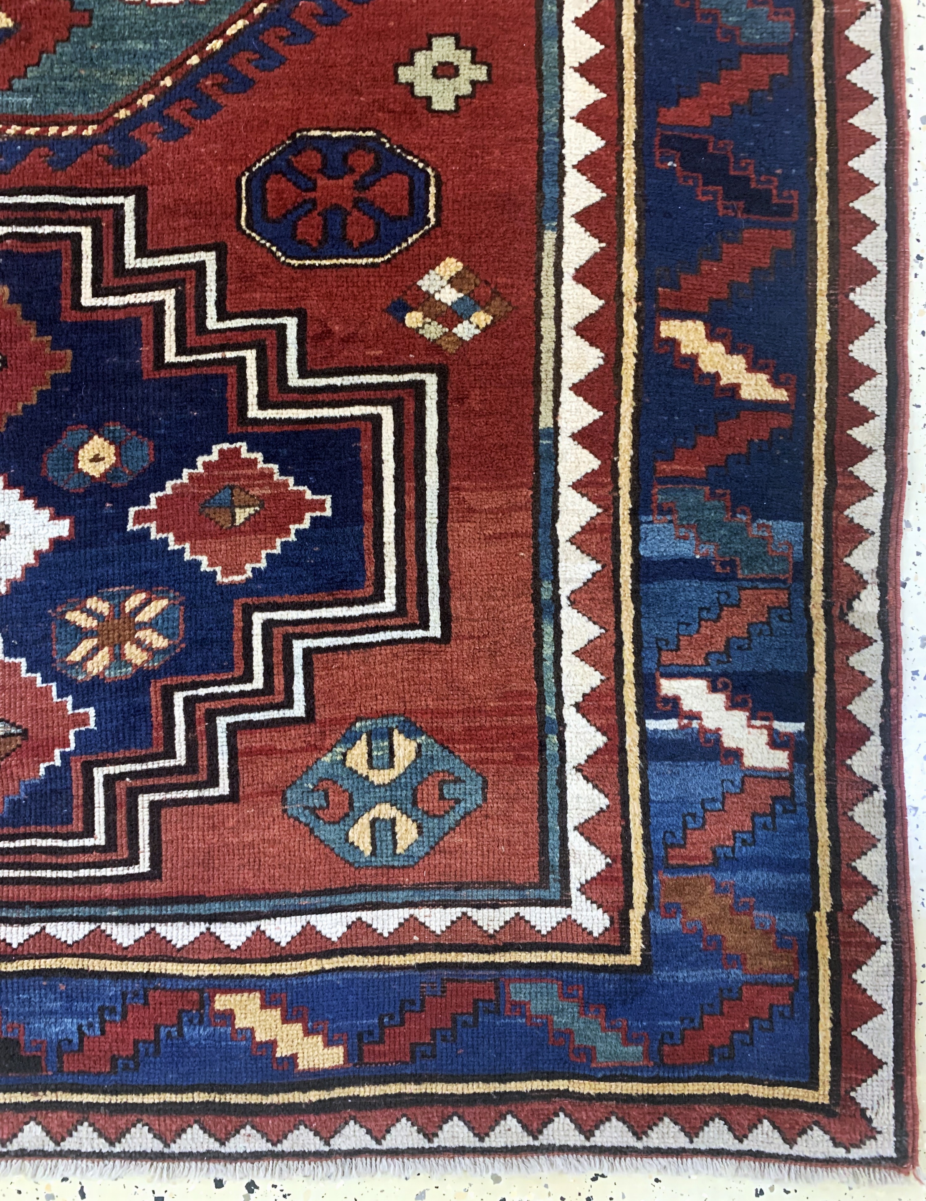Detail a: "Loripampak"Kazak antik, Kaukasus, 19.Jhd, Wolle auf Wolle, ca. 218 x 150 cm, restauriert, EHZ: 2, (gleichmäßig dünn)