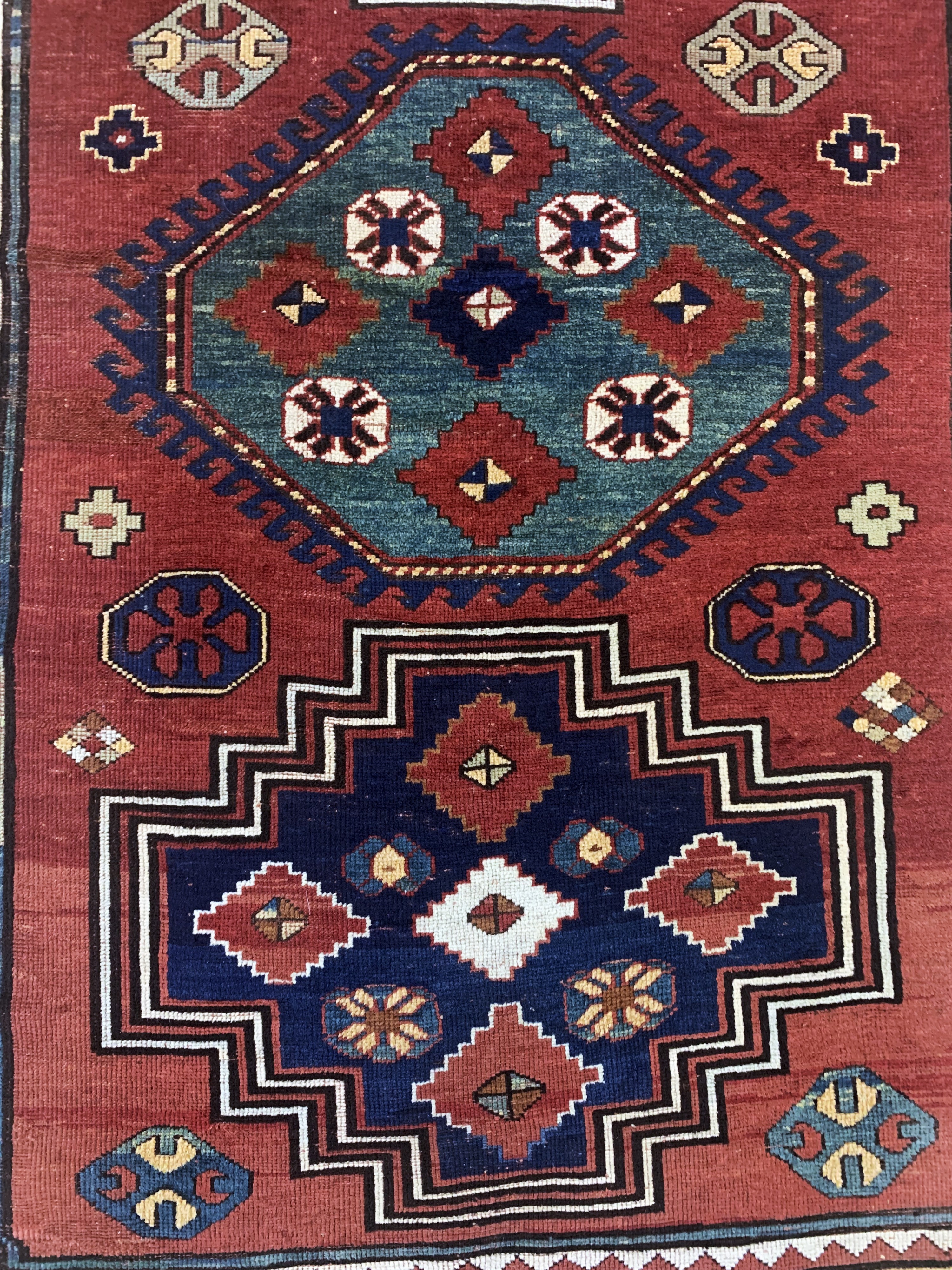 Detail c: "Loripampak"Kazak antik, Kaukasus, 19.Jhd, Wolle auf Wolle, ca. 218 x 150 cm, restauriert, EHZ: 2, (gleichmäßig dünn)