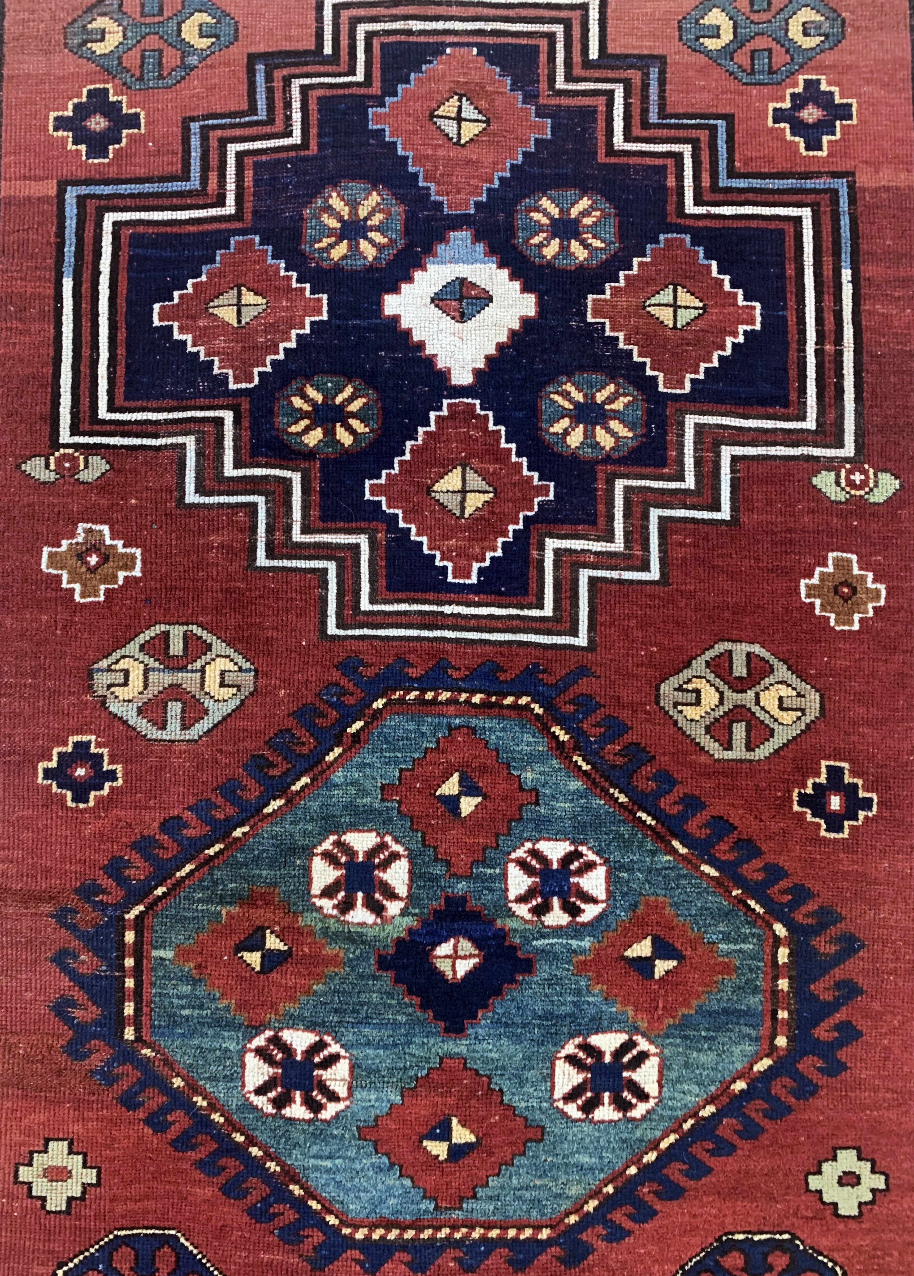Detail d: "Loripampak"Kazak antik, Kaukasus, 19.Jhd, Wolle auf Wolle, ca. 218 x 150 cm, restauriert, EHZ: 2, (gleichmäßig dünn)