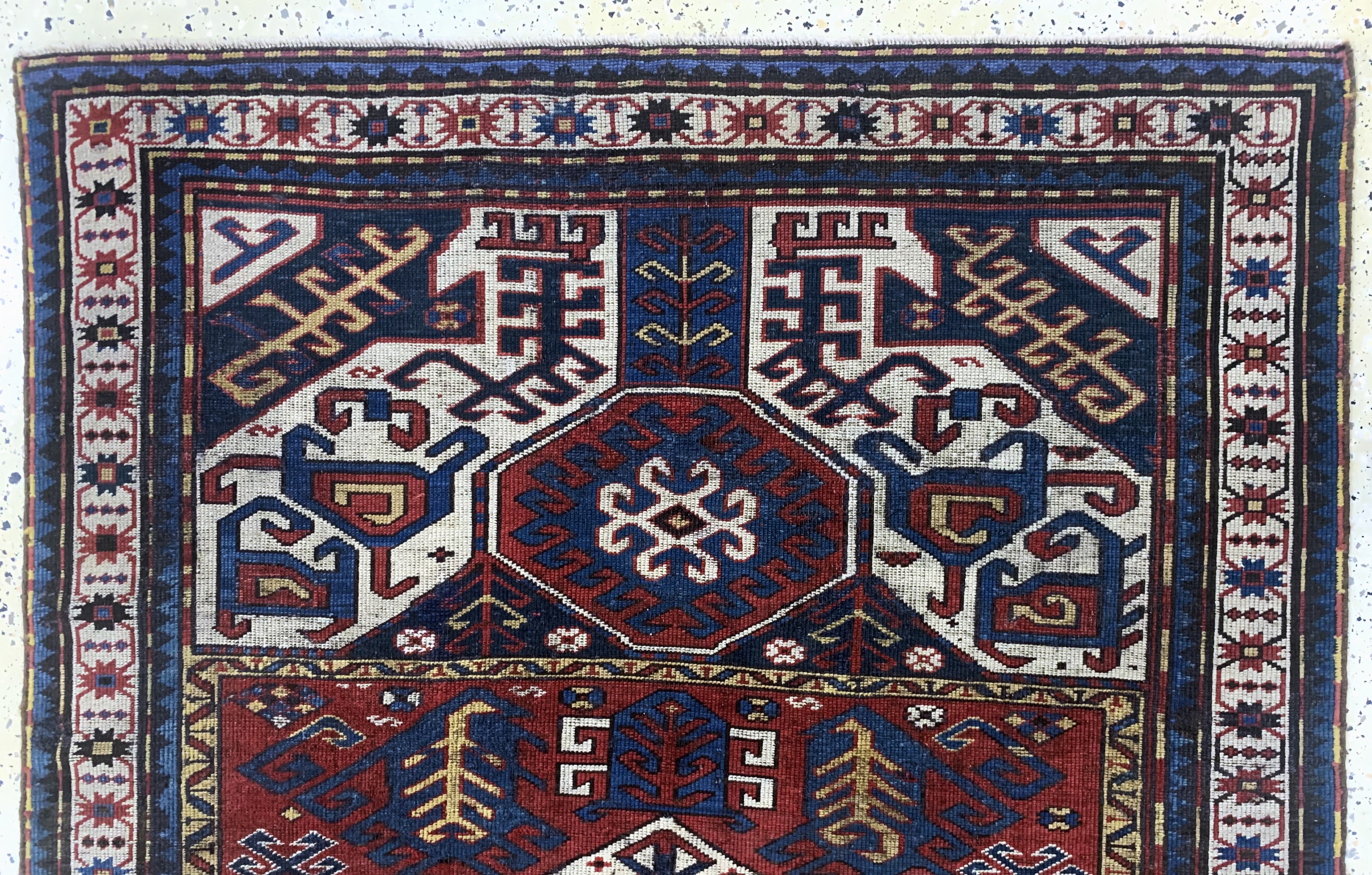 Detail a: "Kasim-Ushag"Kazak antik, Kaukasus, 19.Jhd,Wolle auf Wolle, ca. 208 x 133 cm, restauriert, EHZ: 2, (gleichmäßig dünn)