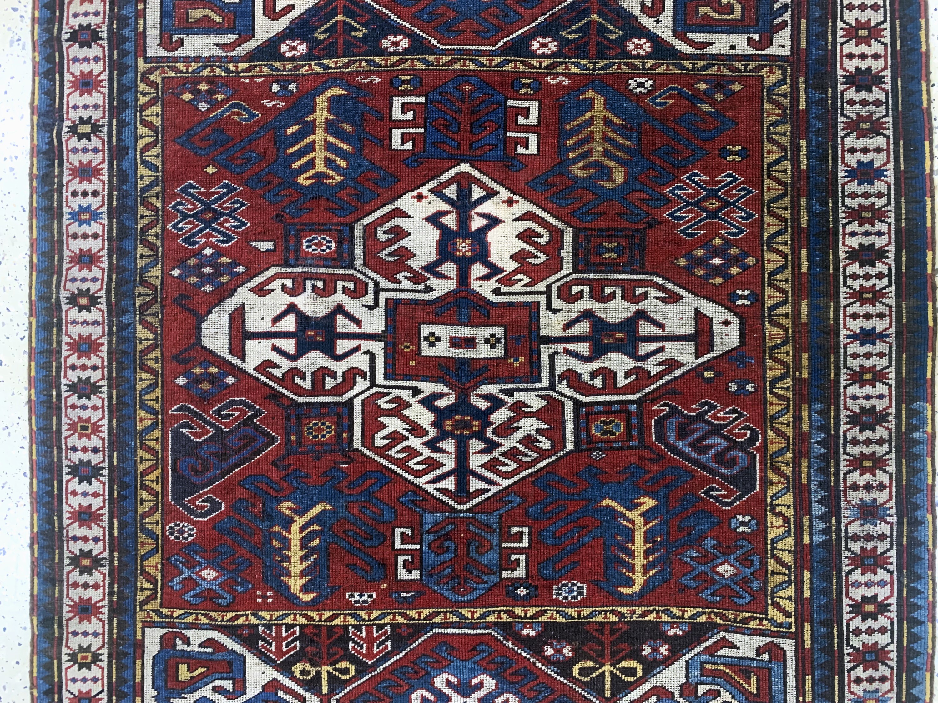 Detail b: "Kasim-Ushag"Kazak antik, Kaukasus, 19.Jhd,Wolle auf Wolle, ca. 208 x 133 cm, restauriert, EHZ: 2, (gleichmäßig dünn)