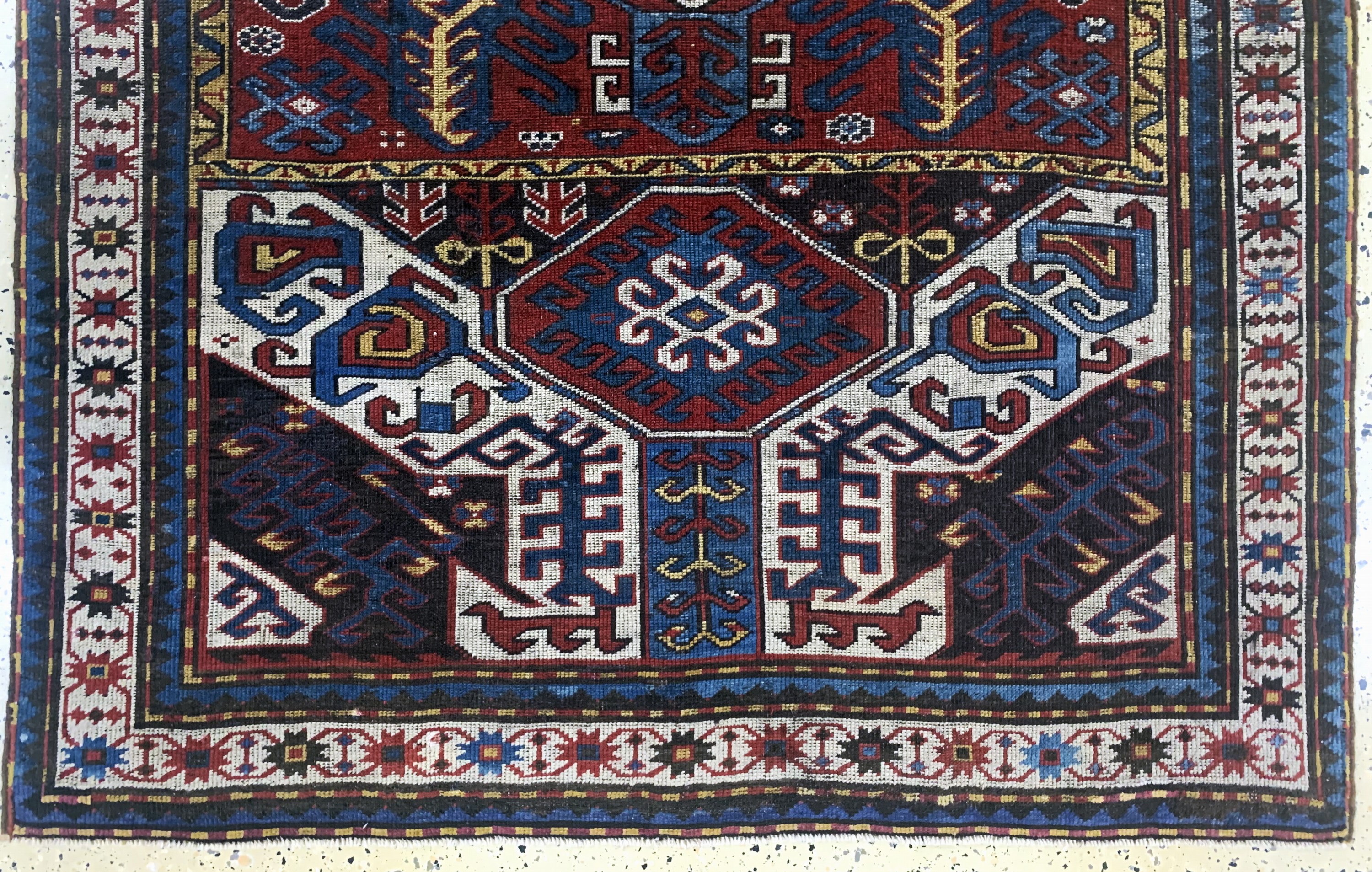 Detail c: "Kasim-Ushag"Kazak antik, Kaukasus, 19.Jhd,Wolle auf Wolle, ca. 208 x 133 cm, restauriert, EHZ: 2, (gleichmäßig dünn)