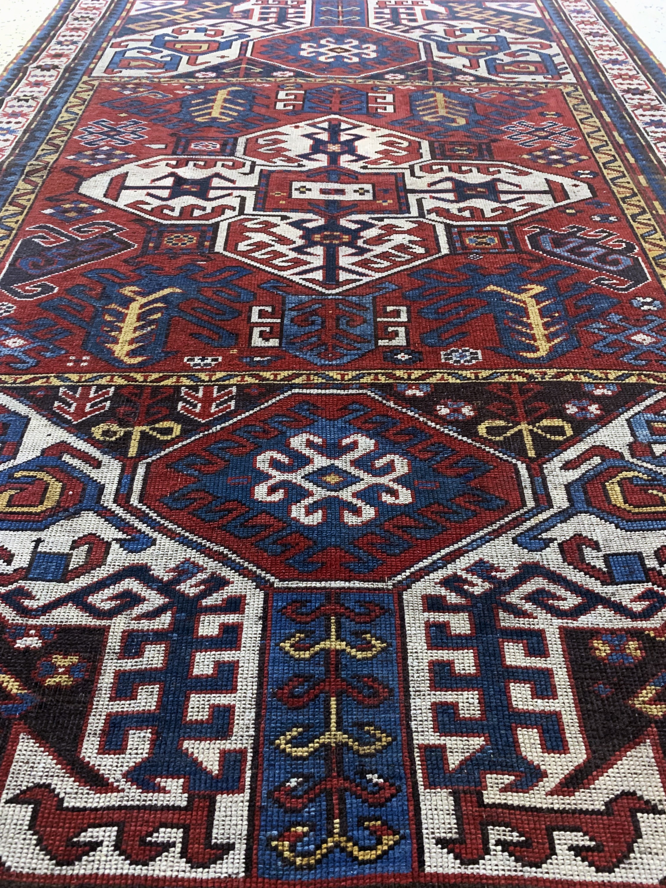Detail e: "Kasim-Ushag"Kazak antik, Kaukasus, 19.Jhd,Wolle auf Wolle, ca. 208 x 133 cm, restauriert, EHZ: 2, (gleichmäßig dünn)
