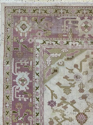 27008573g - Antiker Uschak, Türkei, um 1900, Wolle auf Wolle, ca. 437 x 370 cm, EHZ: 4