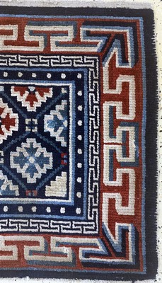 27008594a - Gyantse´Sitzmatte´alt, Tibet, um 1920, Wolle auf Wolle, ca. 68 x 80 cm, EHZ: 2