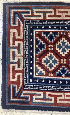 27008595b - Gyantse´Sitzmatte´alt, Tibet, um 1920, Wolle auf Wolle, ca. 70 x 78 cm, EHZ: 2