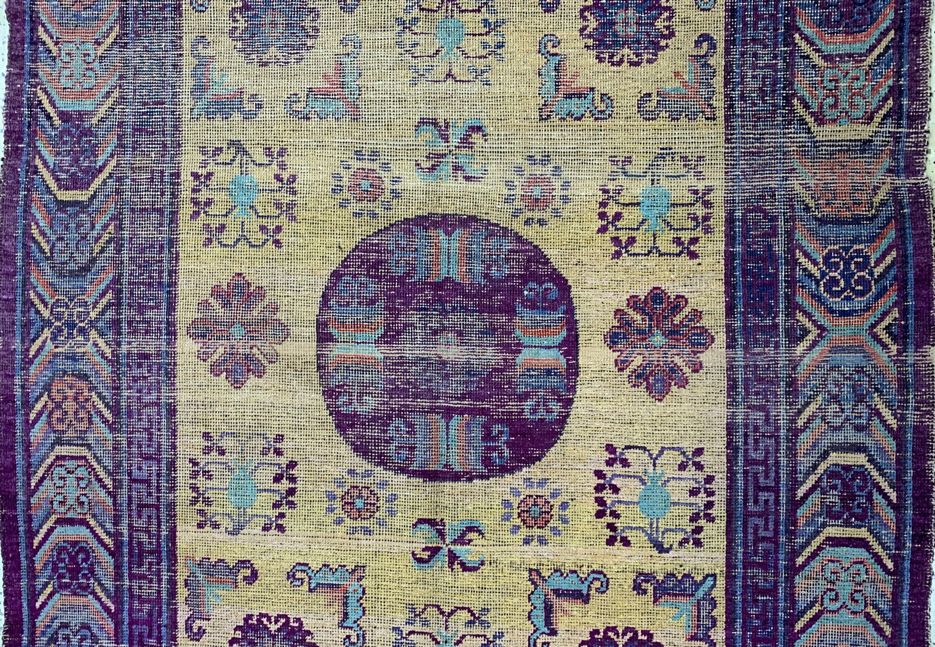 Detail b: Seiden Khotan antik, Turkestan, 19.Jhd, Seide auf Baumwolle, ca. 272 x 140 cm, EHZ: 3