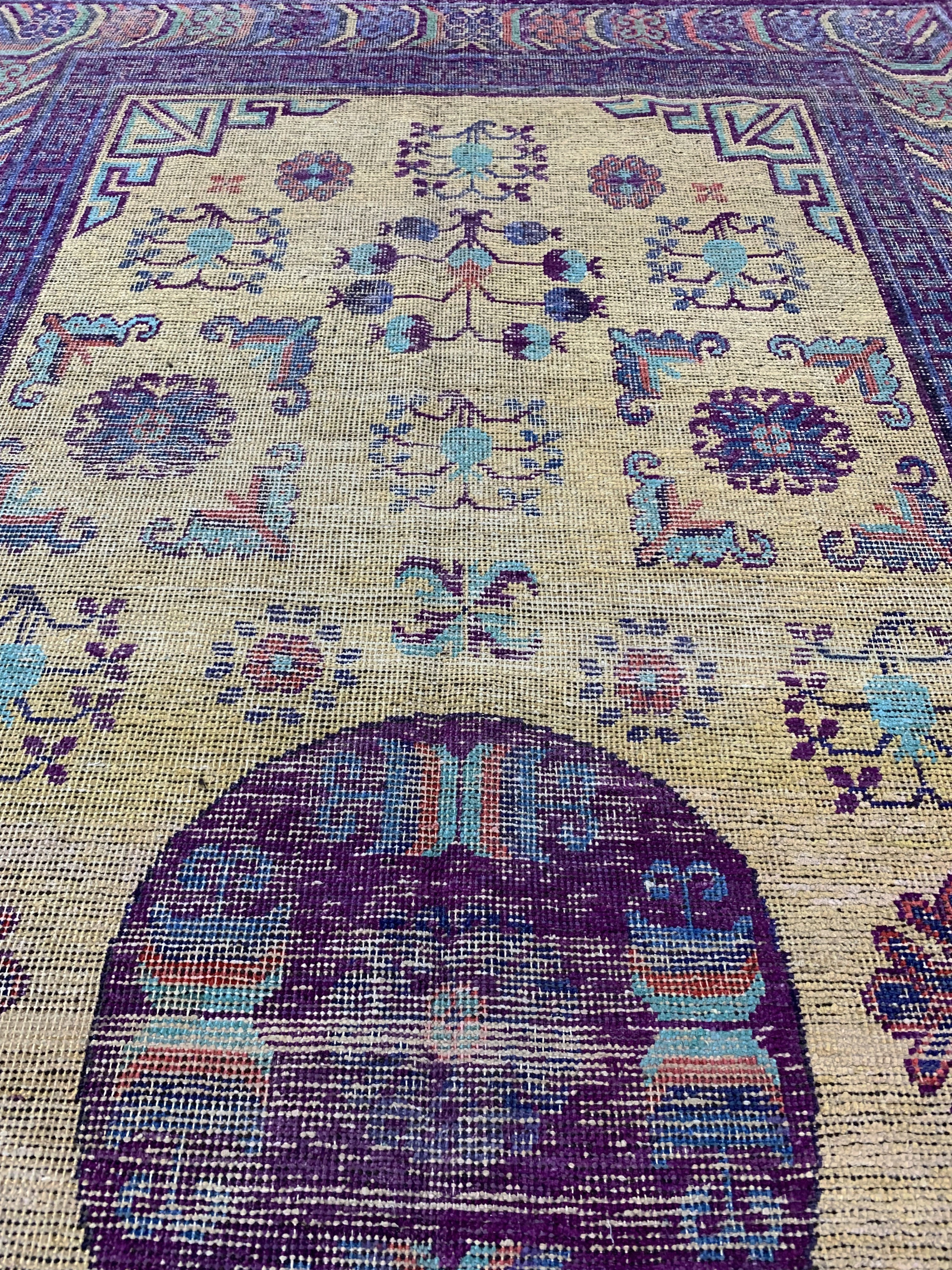 Detail d: Seiden Khotan antik, Turkestan, 19.Jhd, Seide auf Baumwolle, ca. 272 x 140 cm, EHZ: 3